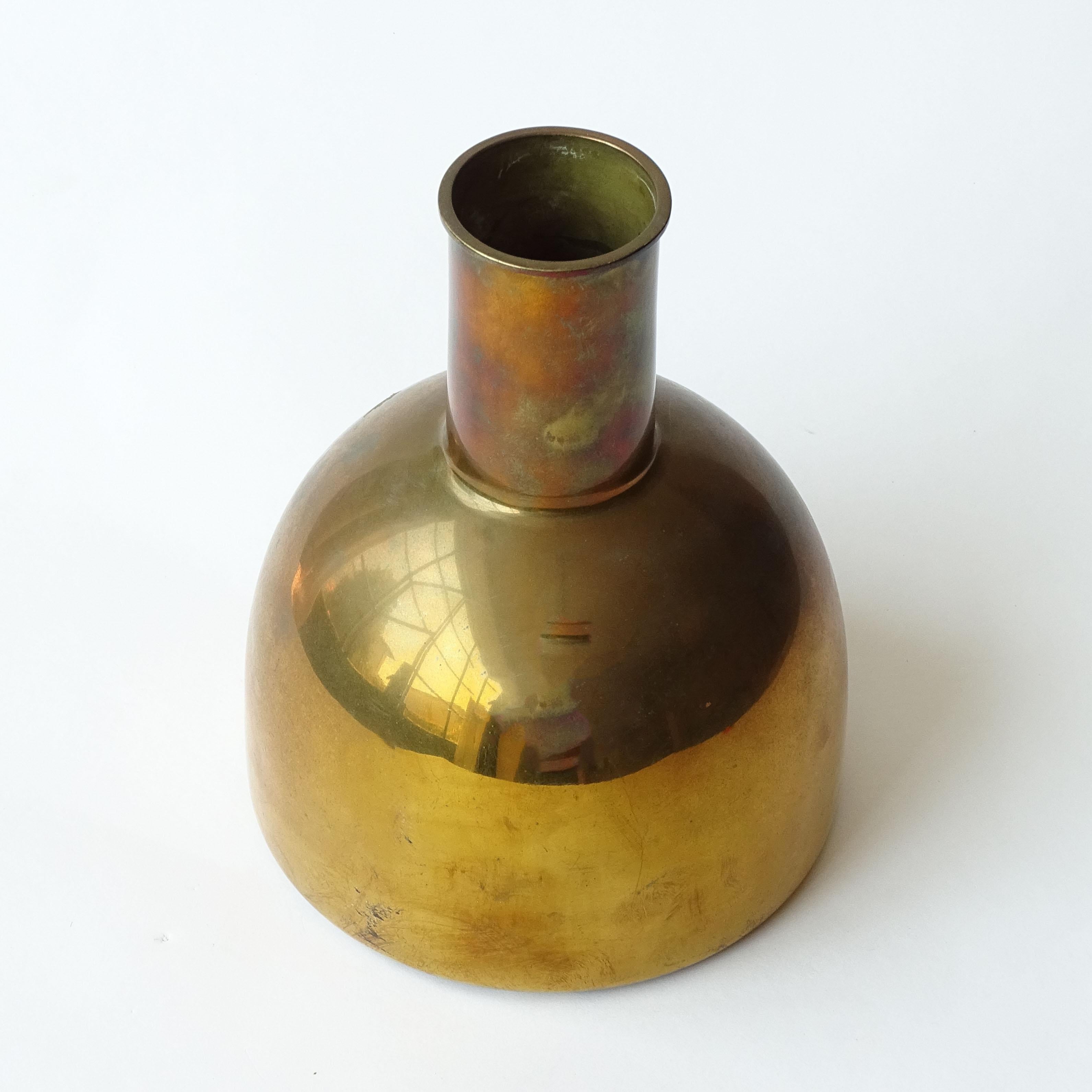 Vaso in ottone di forma postmoderna di Egidio Broggi, Milano