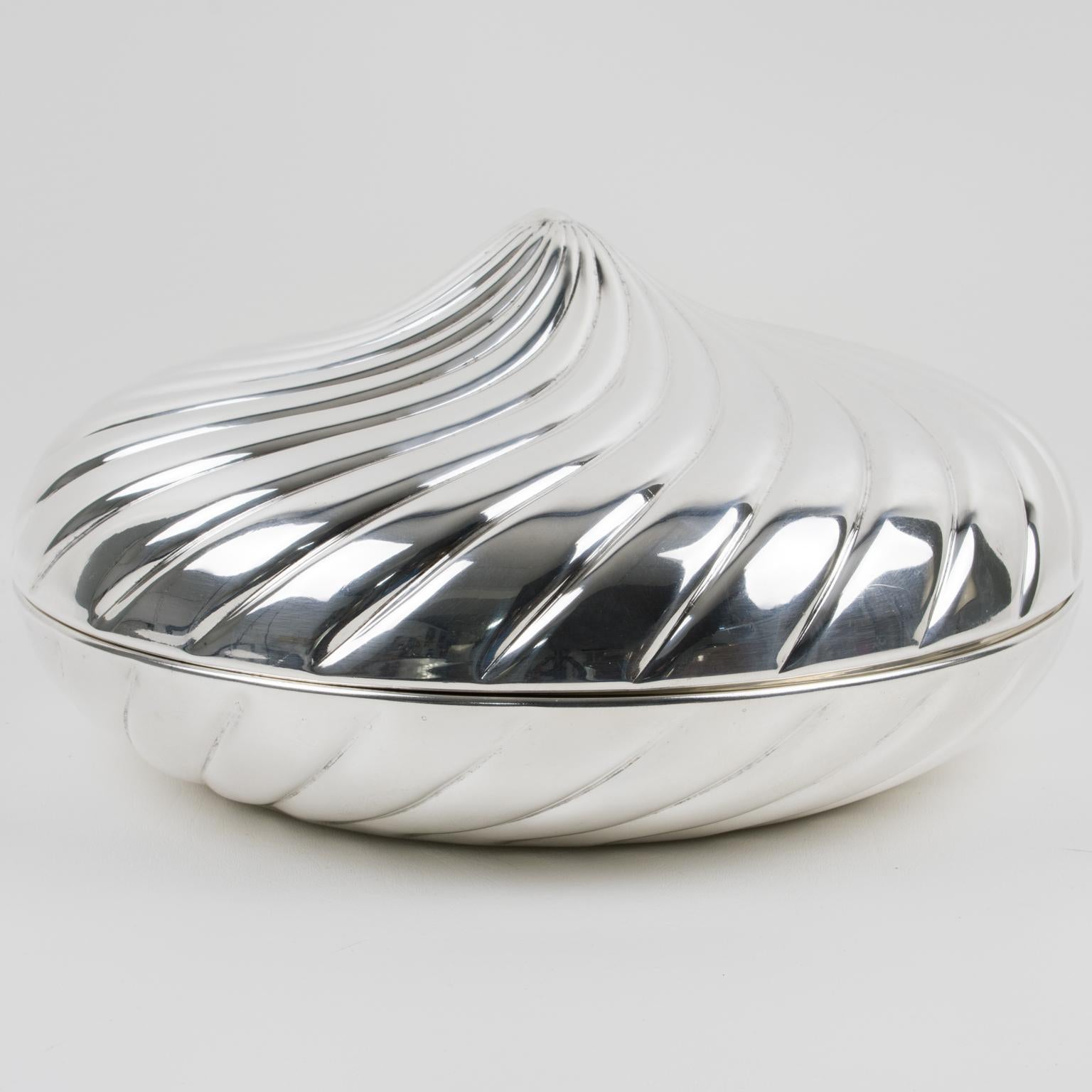 Une fantastique boîte décorative à couvercle en métal argenté créée par le designer italien Egidio Broggi, Milano. Cette boîte impressionnante présente une forme ronde surdimensionnée avec un motif tourbillonnant comme une meringue géante. La boîte