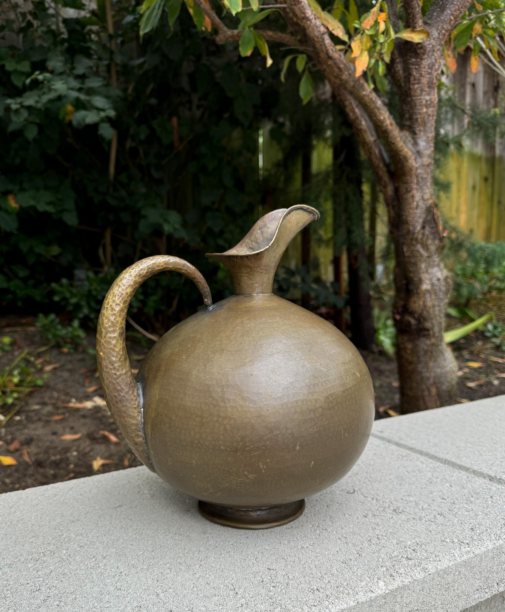 Egidio Casagrande Hammered Brass Pitcher, Italy c.1950 For Sale 4