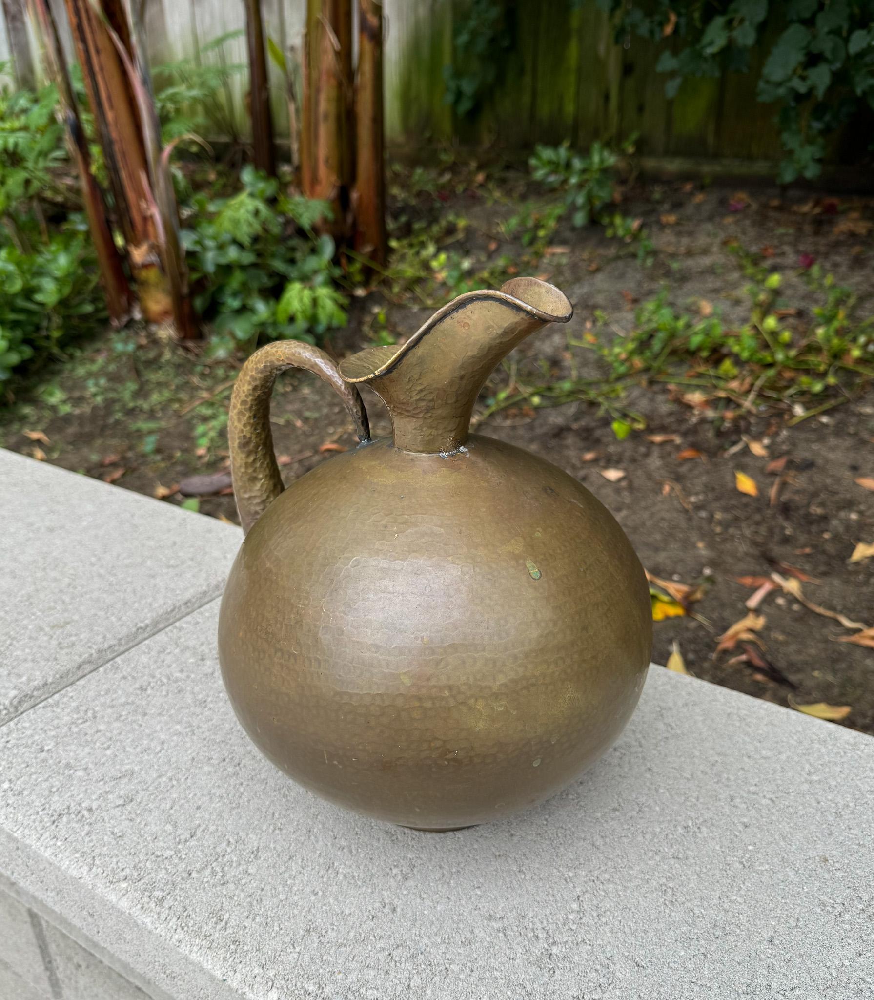 Egidio Casagrande Hammered Brass Pitcher, Italy c.1950 For Sale 6