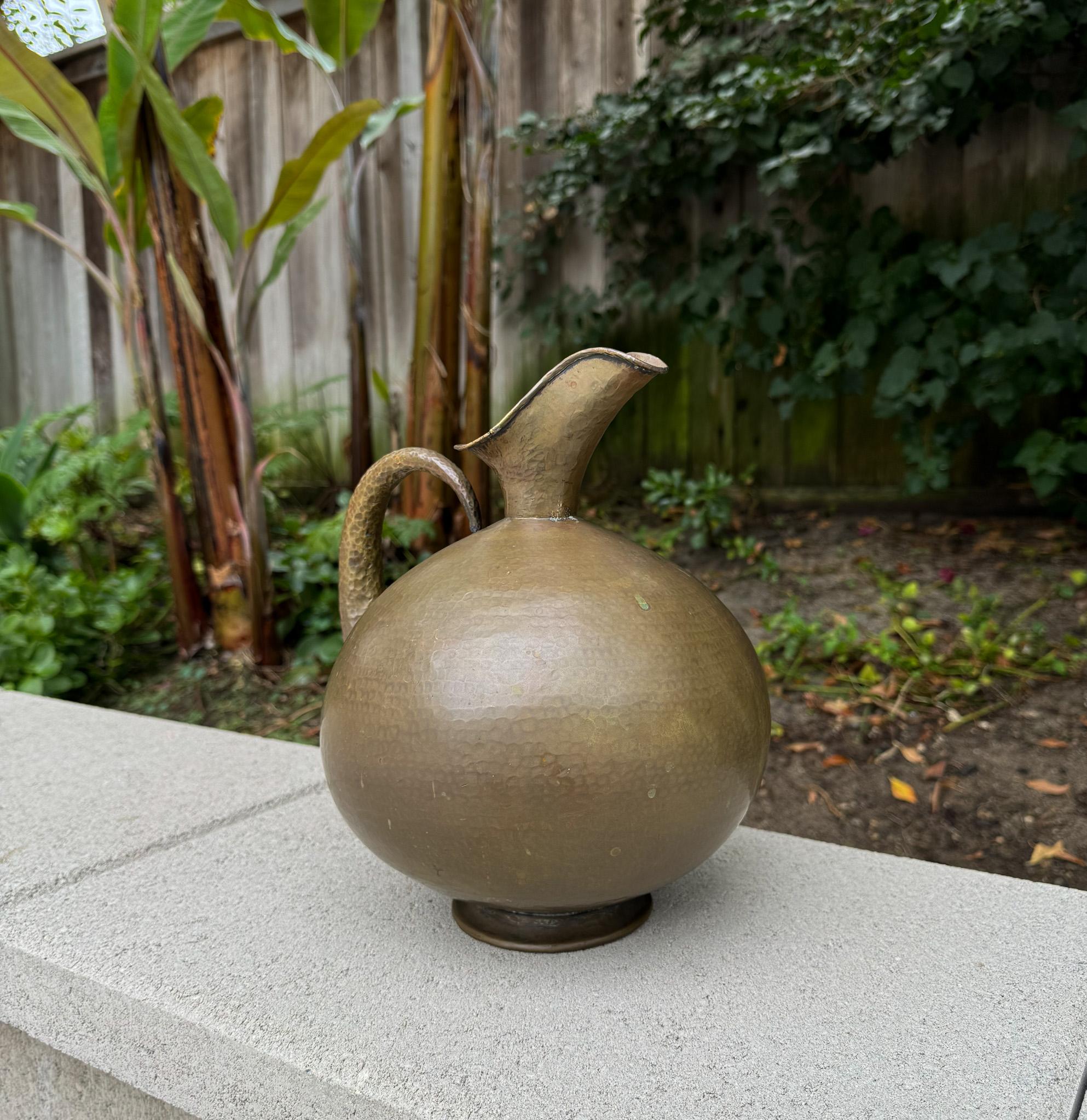 Egidio Casagrande Hammered Brass Pitcher, Italy c.1950 For Sale 7