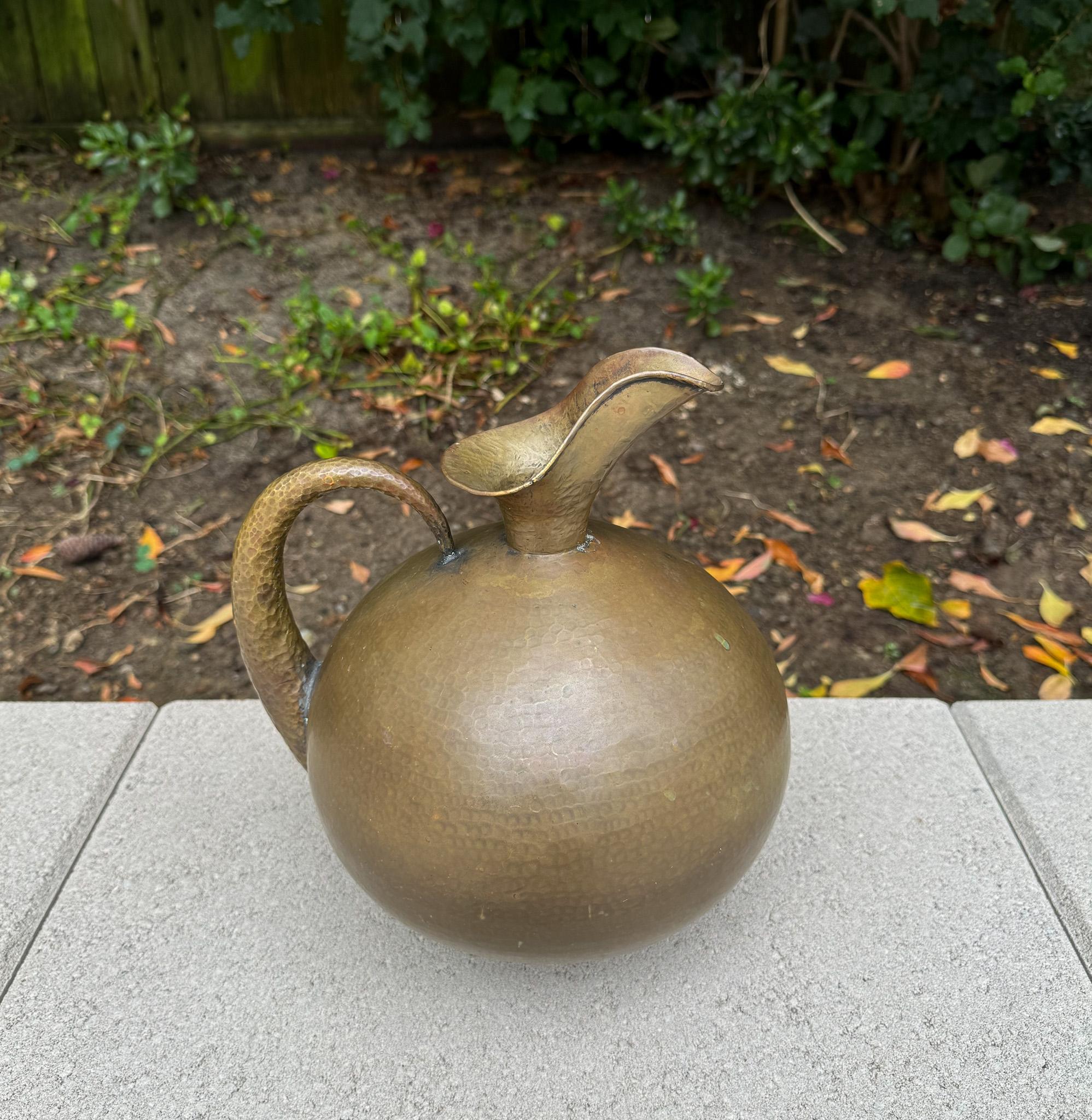 Egidio Casagrande Hammered Brass Pitcher, Italy c.1950 For Sale 9