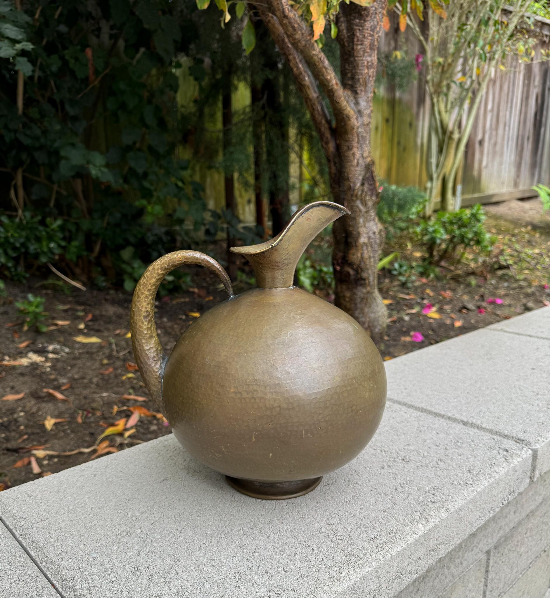 Egidio Casagrande Hammered Brass Pitcher, Italy c.1950 For Sale 10