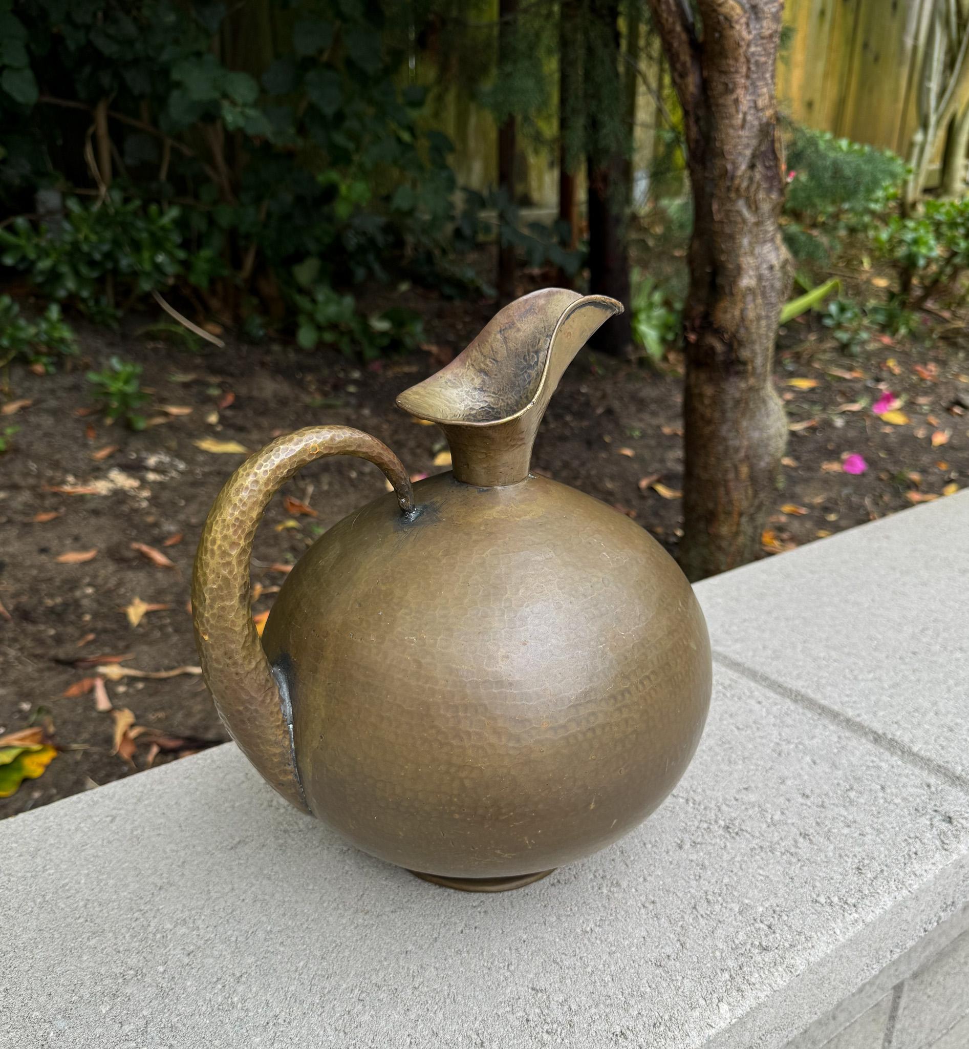 Egidio Casagrande Hammered Brass Pitcher, Italy c.1950 For Sale 11
