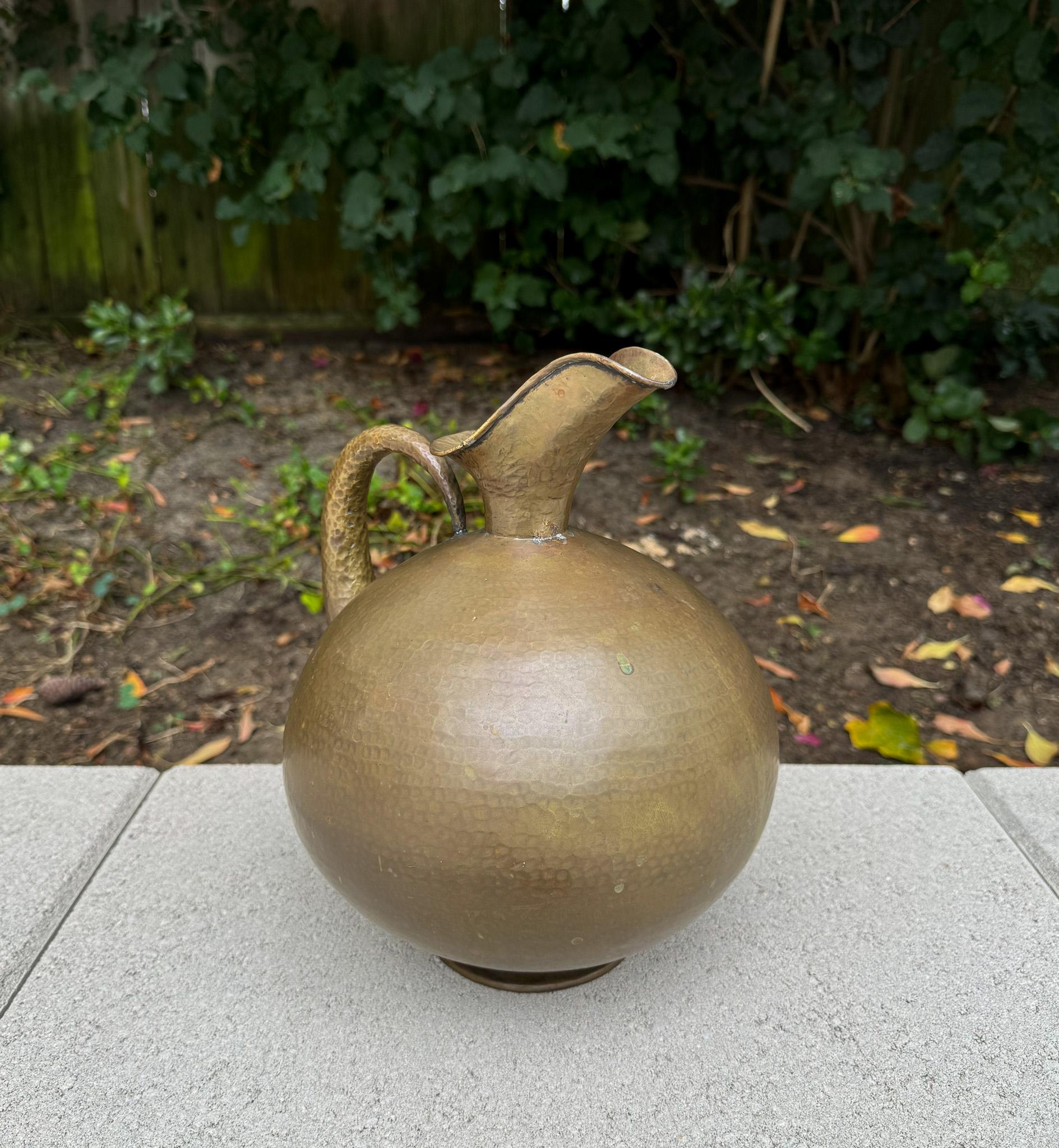 Egidio Casagrande Hammered Brass Pitcher, Italy c.1950 For Sale 12