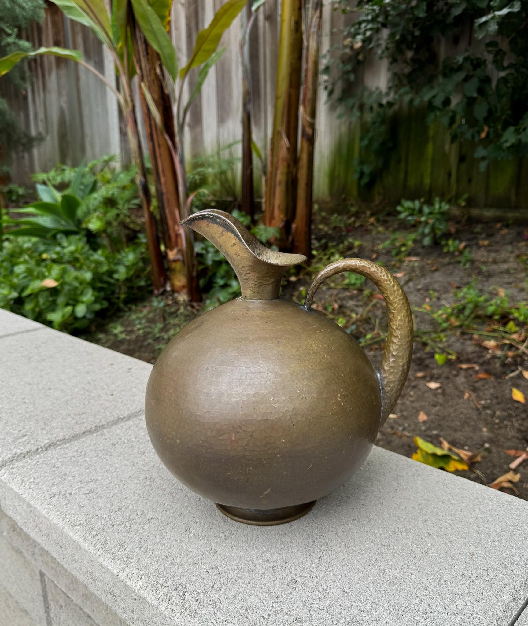 Egidio Casagrande Hammered Brass Pitcher, Italy c.1950 For Sale 2