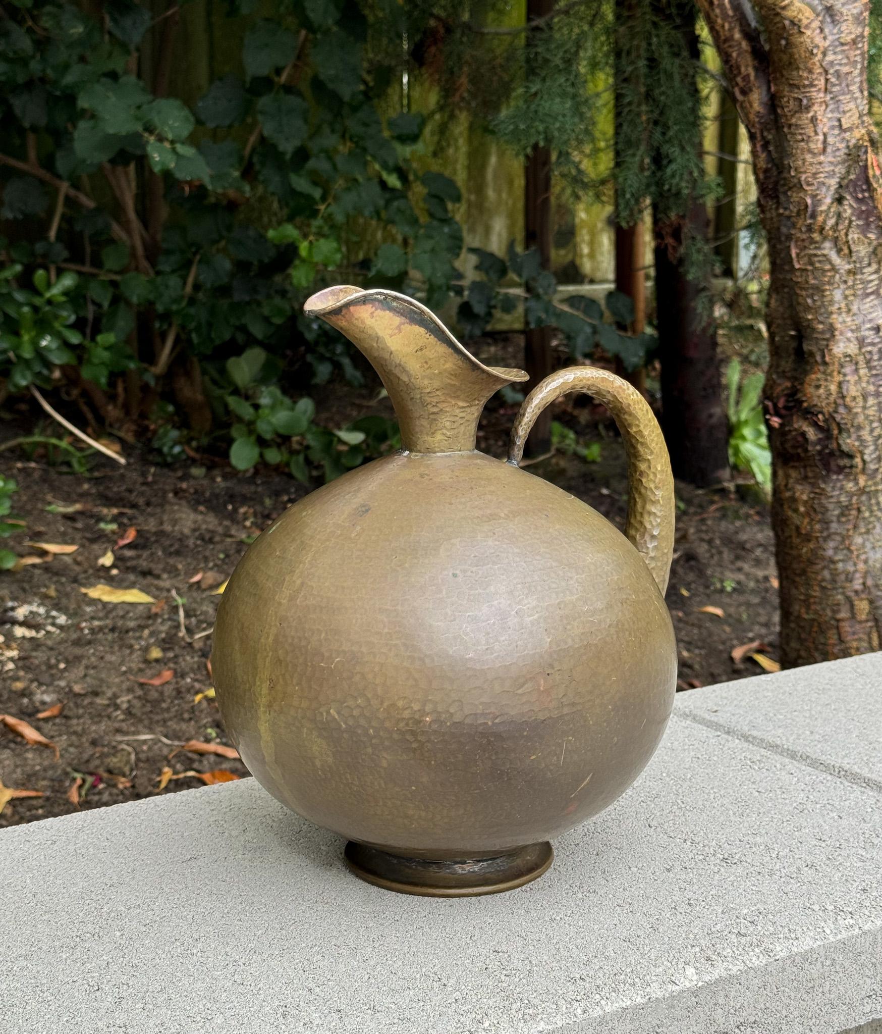 Egidio Casagrande Hammered Brass Pitcher, Italy c.1950 For Sale 3