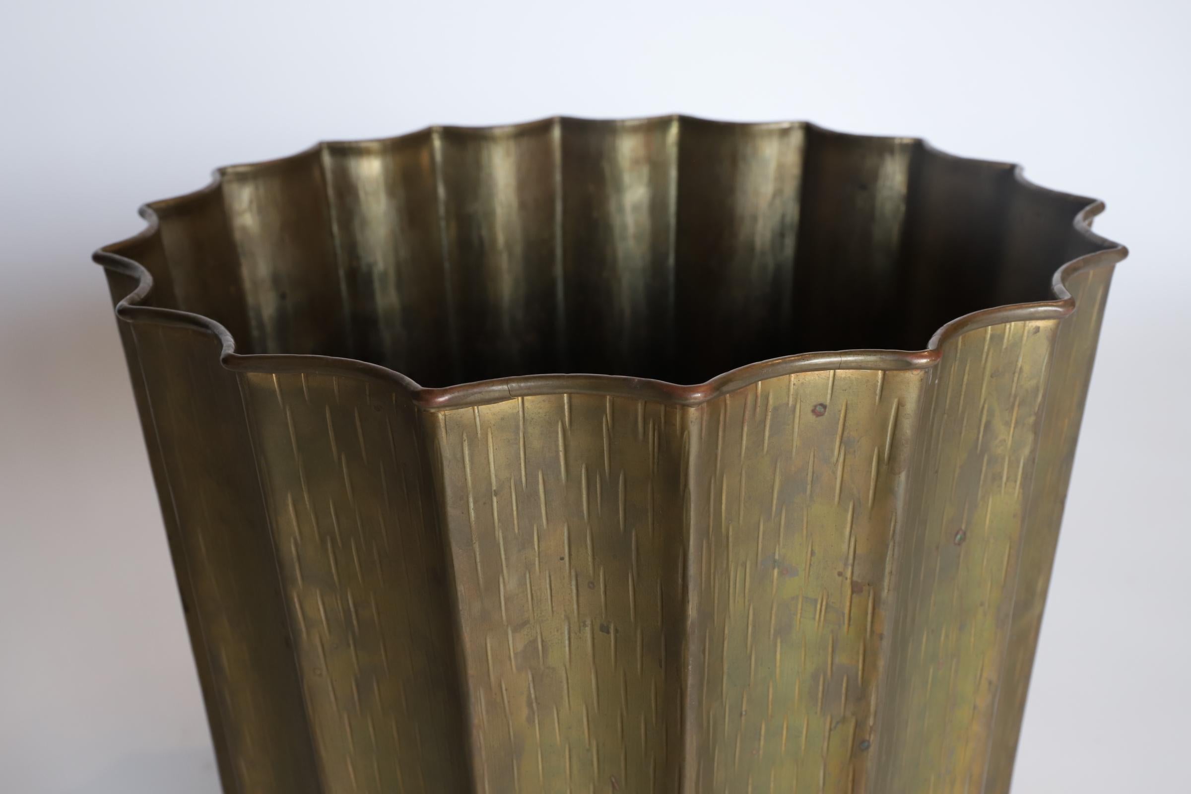 Mid-Century moderno Fioriera in ottone martellato Egidio Casagrande