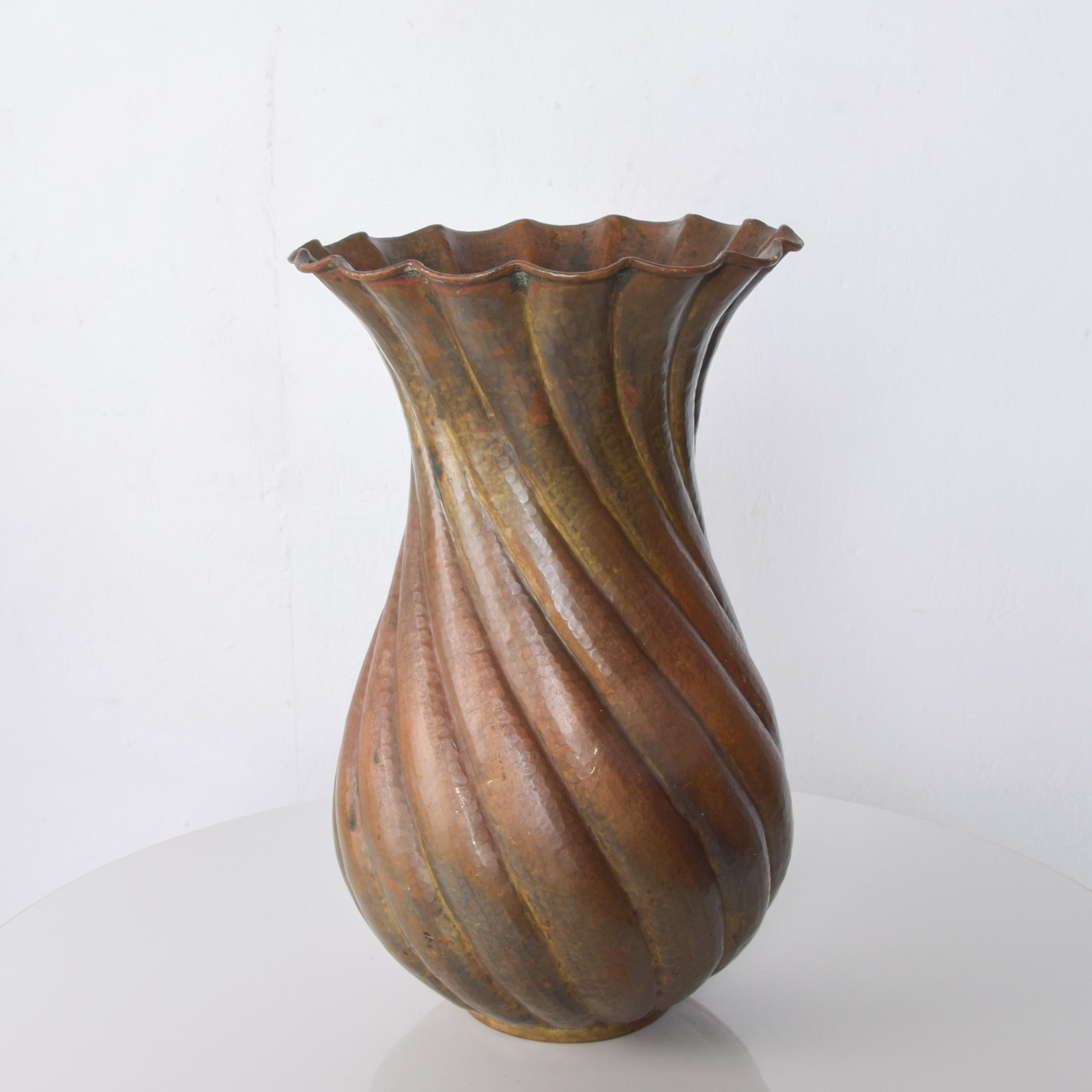1950s Egidio Casagrande Italia Brass Fluted Vase In Good Condition For Sale In Chula Vista, CA