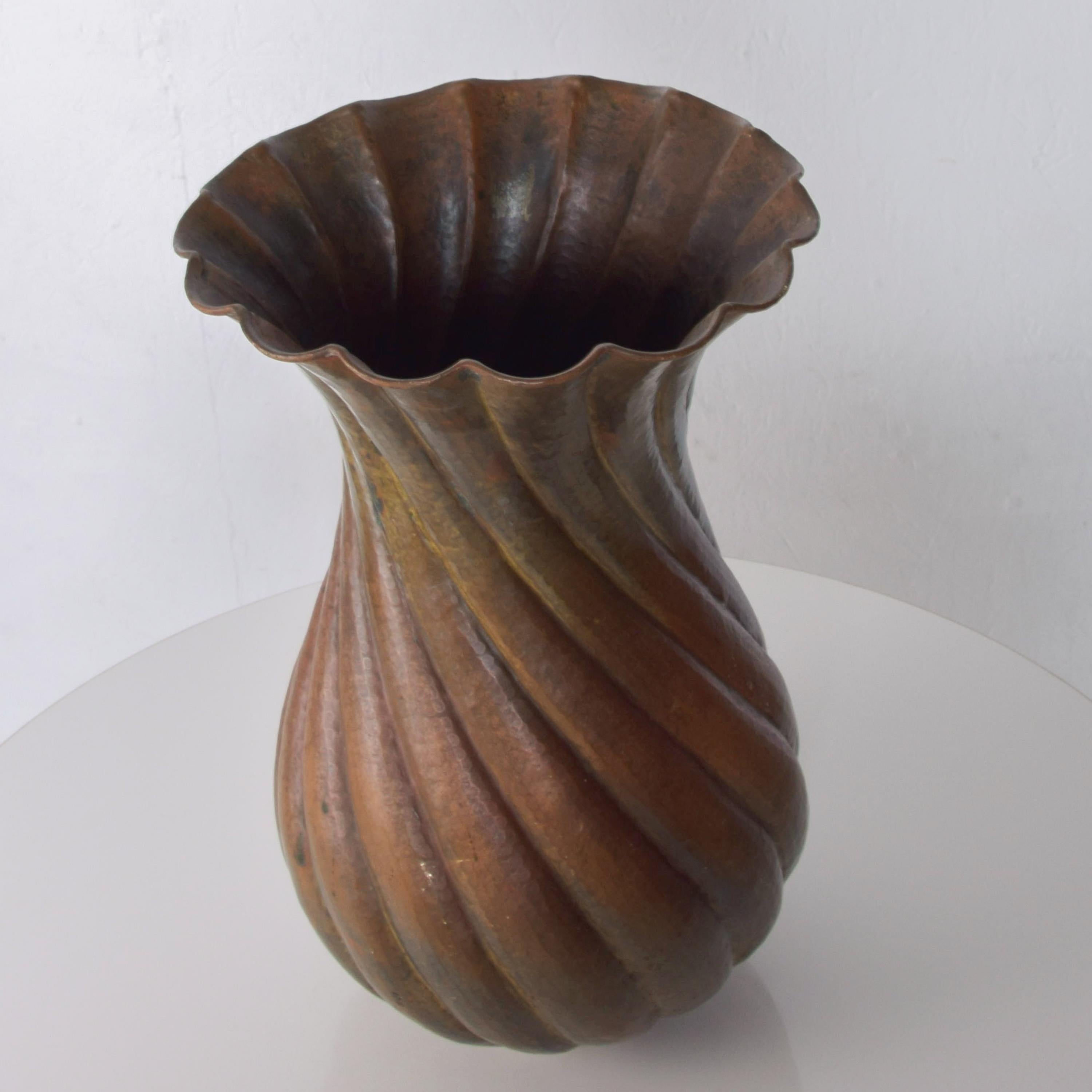 Milieu du XXe siècle Vase cannelé en laiton Egidio Casagrande Italia des années 1950 en vente