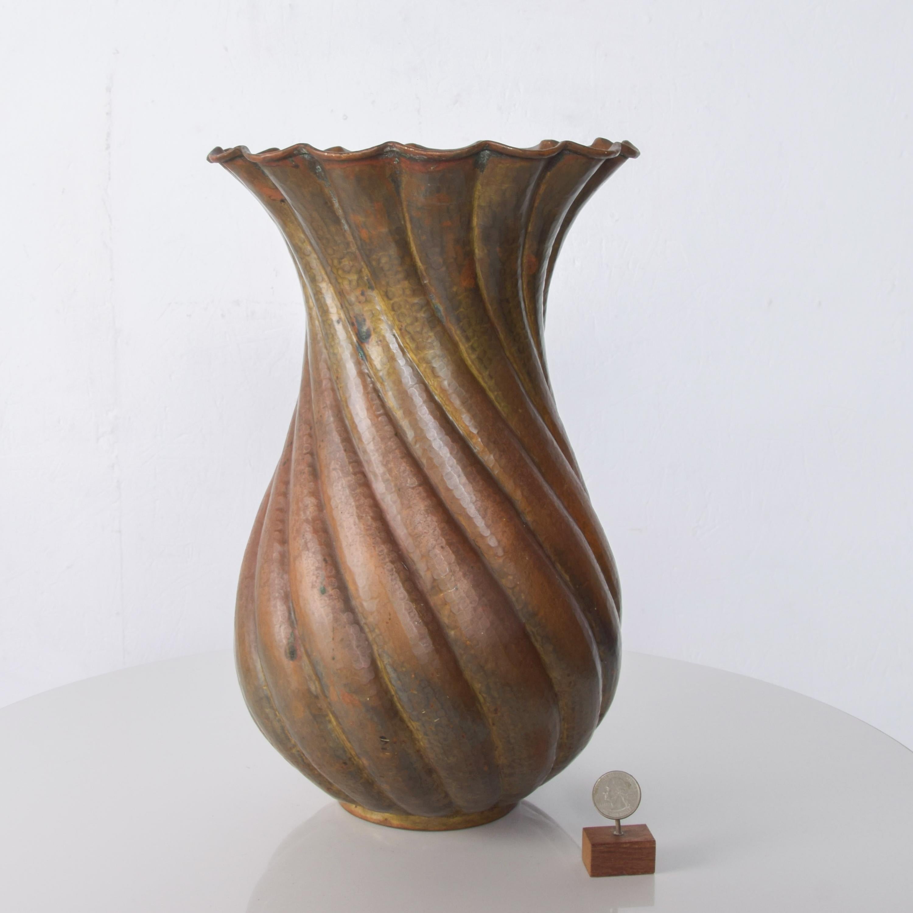 1950s Egidio Casagrande Italia Brass Fluted Vase For Sale 2