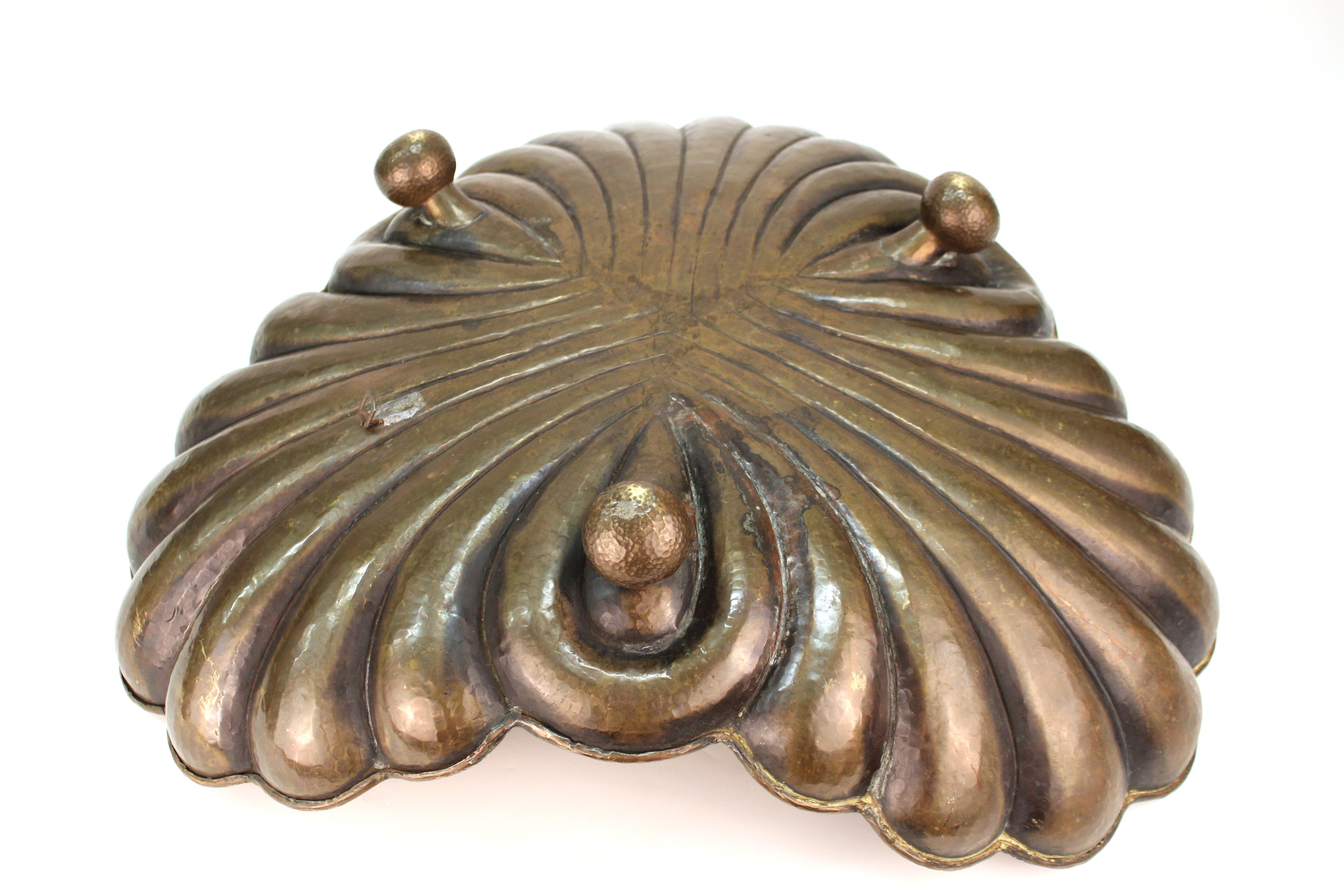 Egidio Casagrande Vaso monumentale in ottone modernista italiano 2