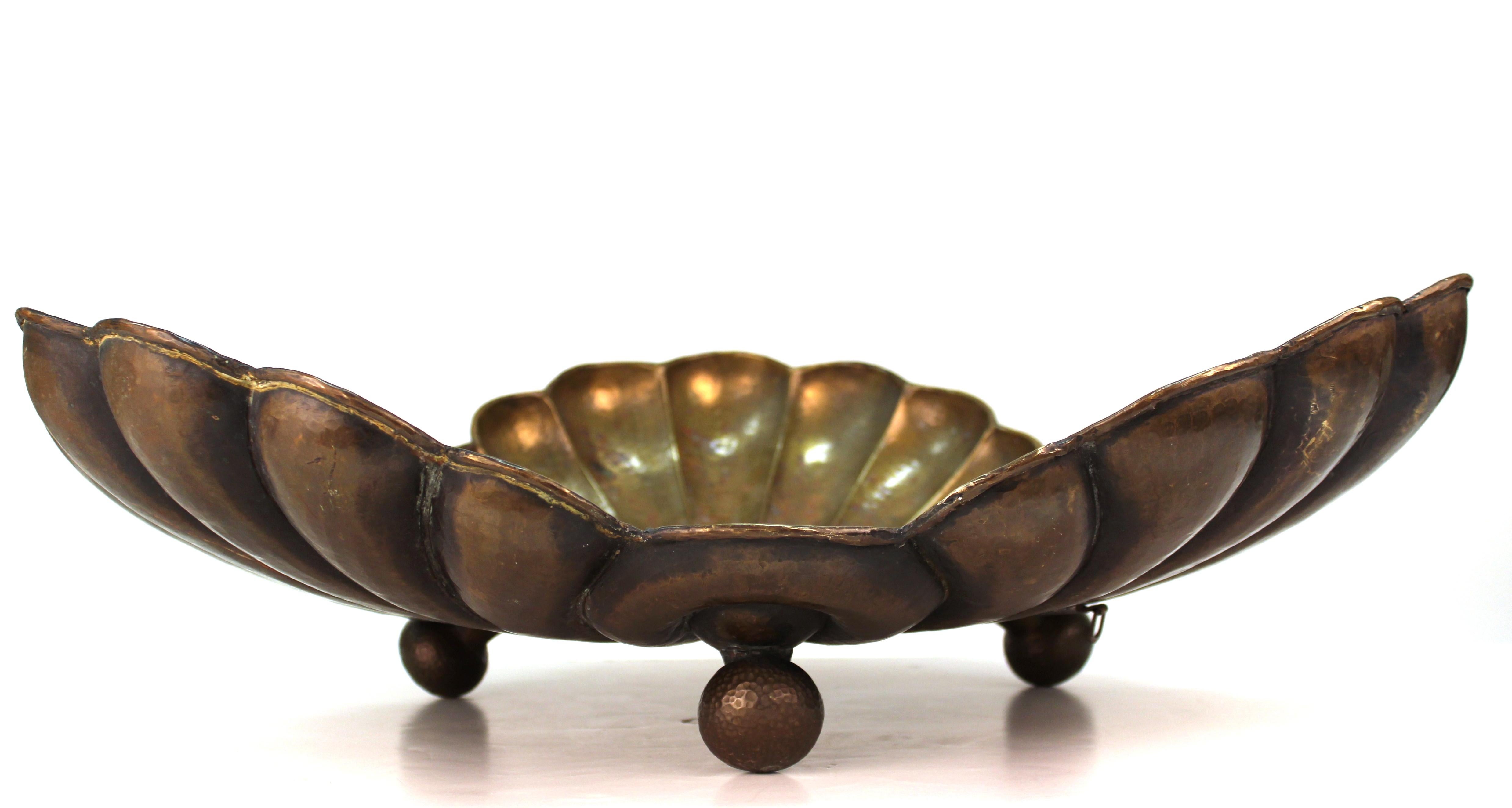 Monumentale vaso in ottone repoussé in stile modernista realizzato negli anni '30-'40 dal designer italiano Egidio Casagrande (1911-1962). Casagrande è famoso per il suo lavoro di maestro artigiano e di lavoratore del metallo che ha progettato e