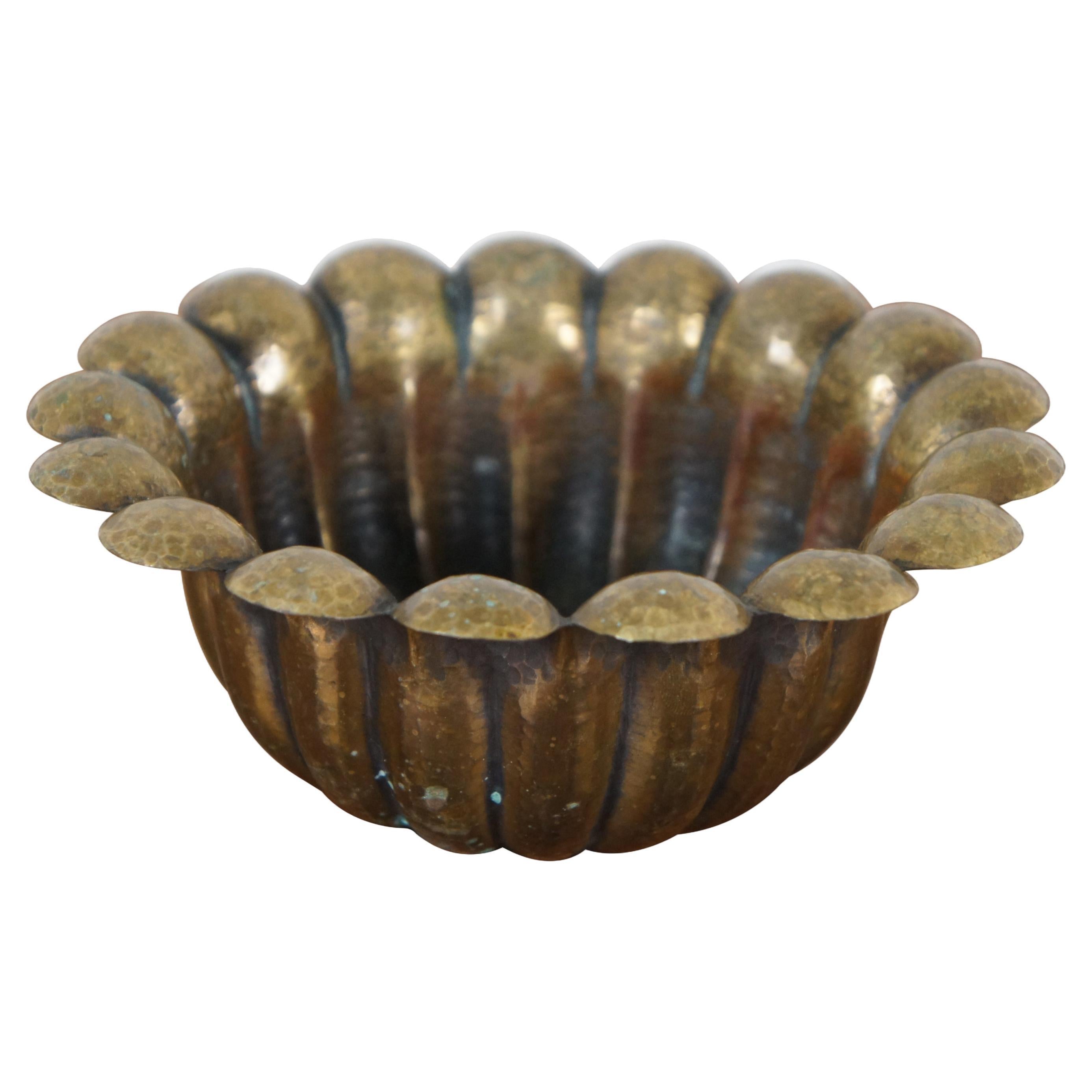 Egidio Casagrande Mid Century Italian Hammered Scalloped Brass Bowl 6.5" For Sale