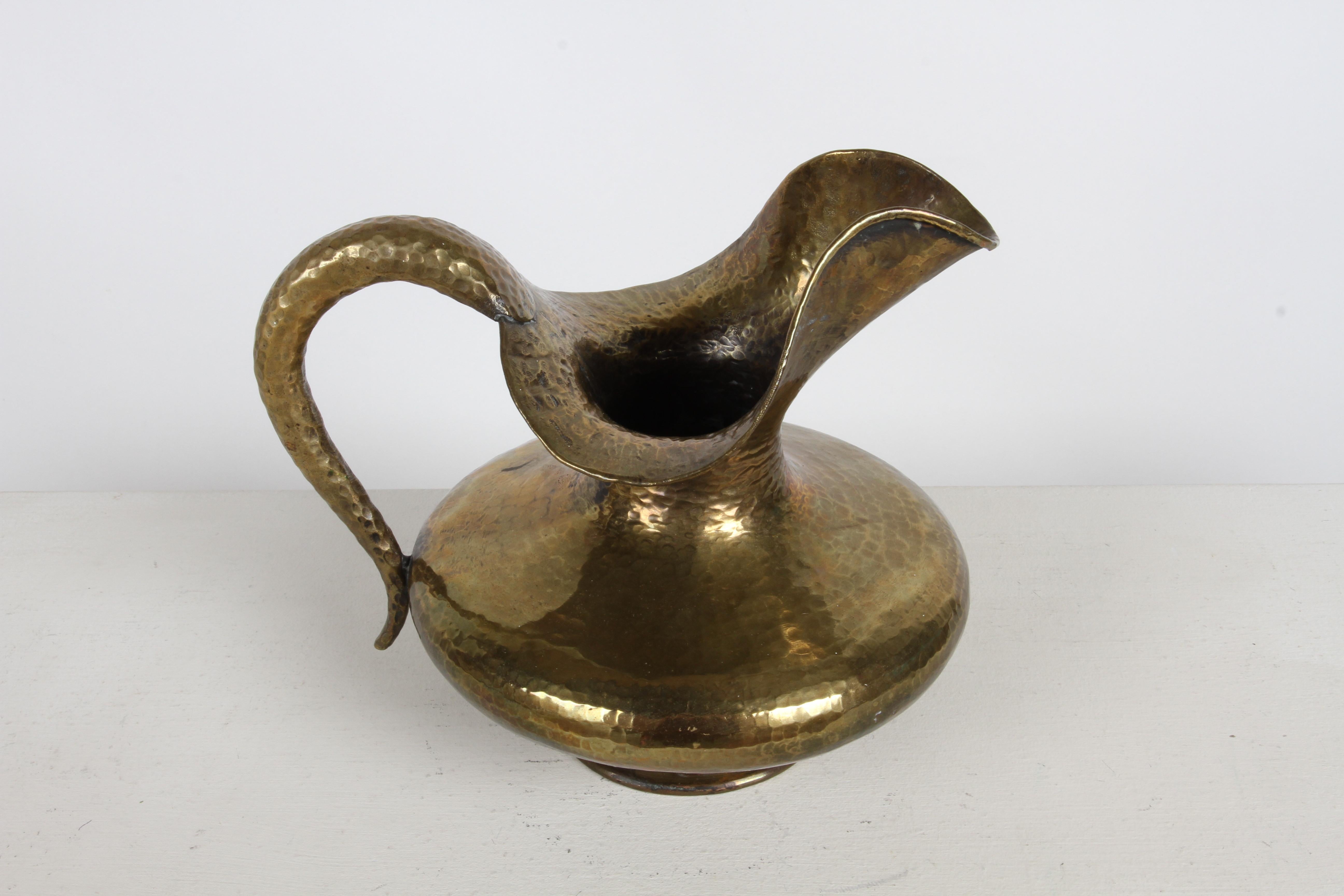 Egidio Casagrande Skulpturaler Mid-Century-Wasserkrug aus handgehämmertem Messing, Italien im Angebot 3