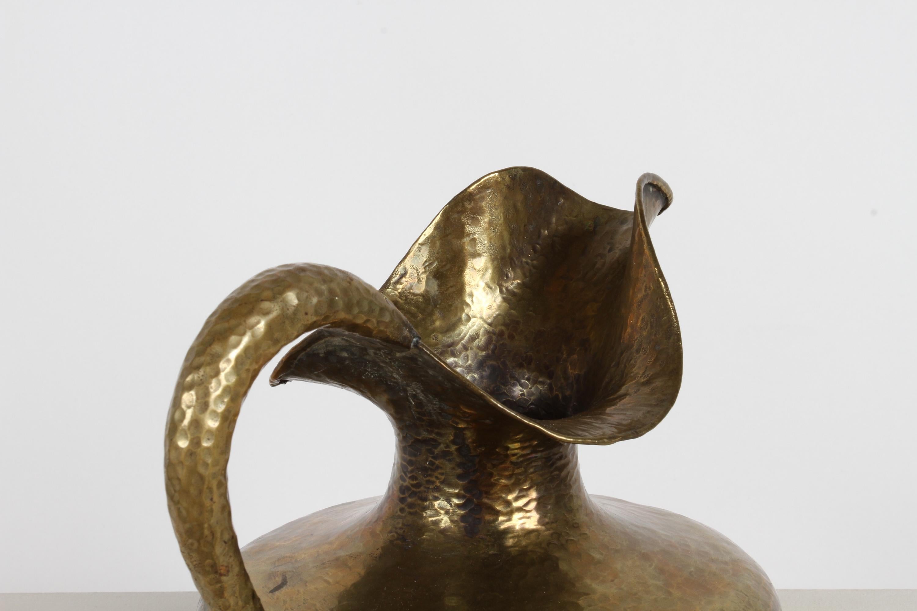 Egidio Casagrande Skulpturaler Mid-Century-Wasserkrug aus handgehämmertem Messing, Italien im Angebot 5