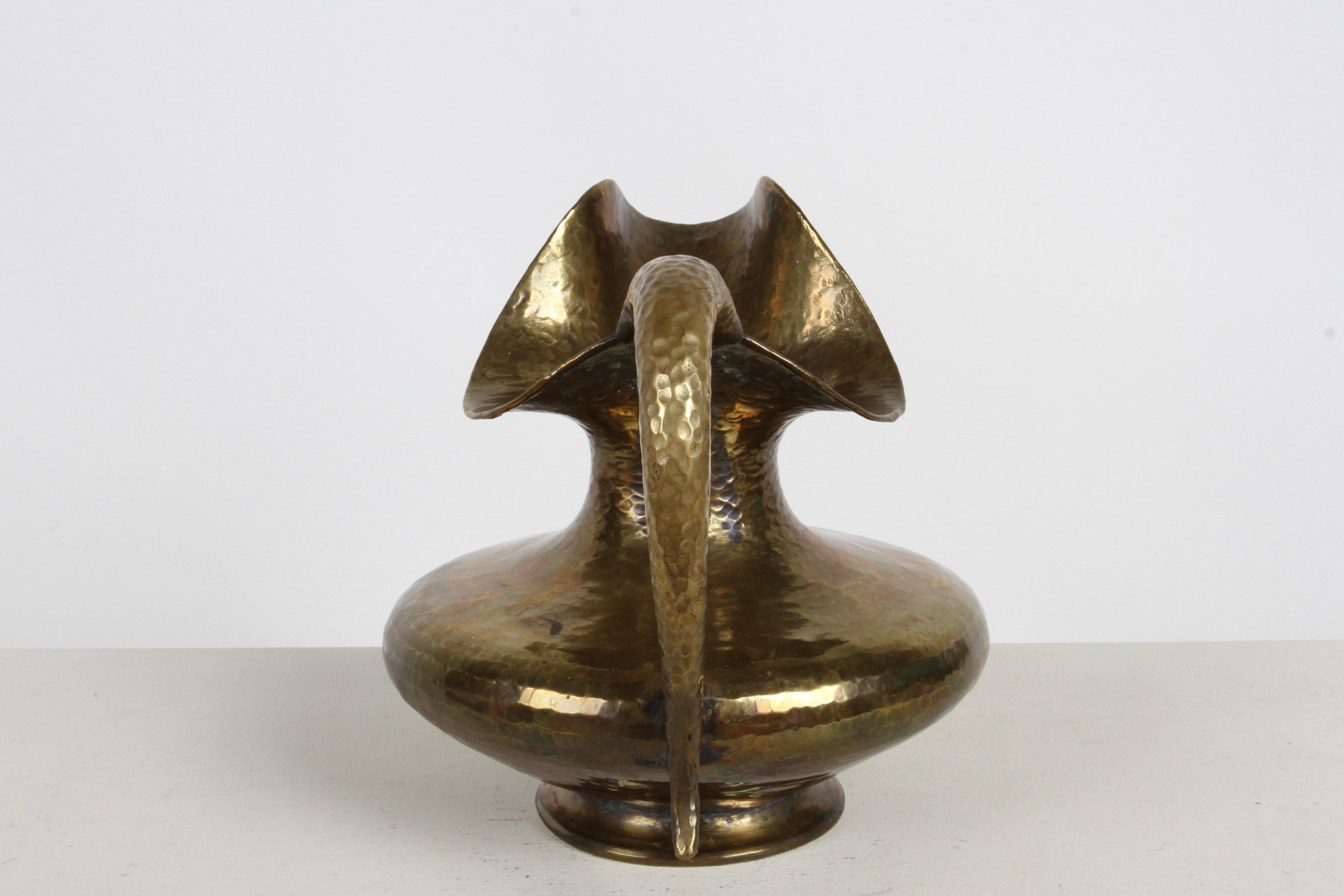 Egidio Casagrande Skulpturaler Mid-Century-Wasserkrug aus handgehämmertem Messing, Italien im Angebot 6