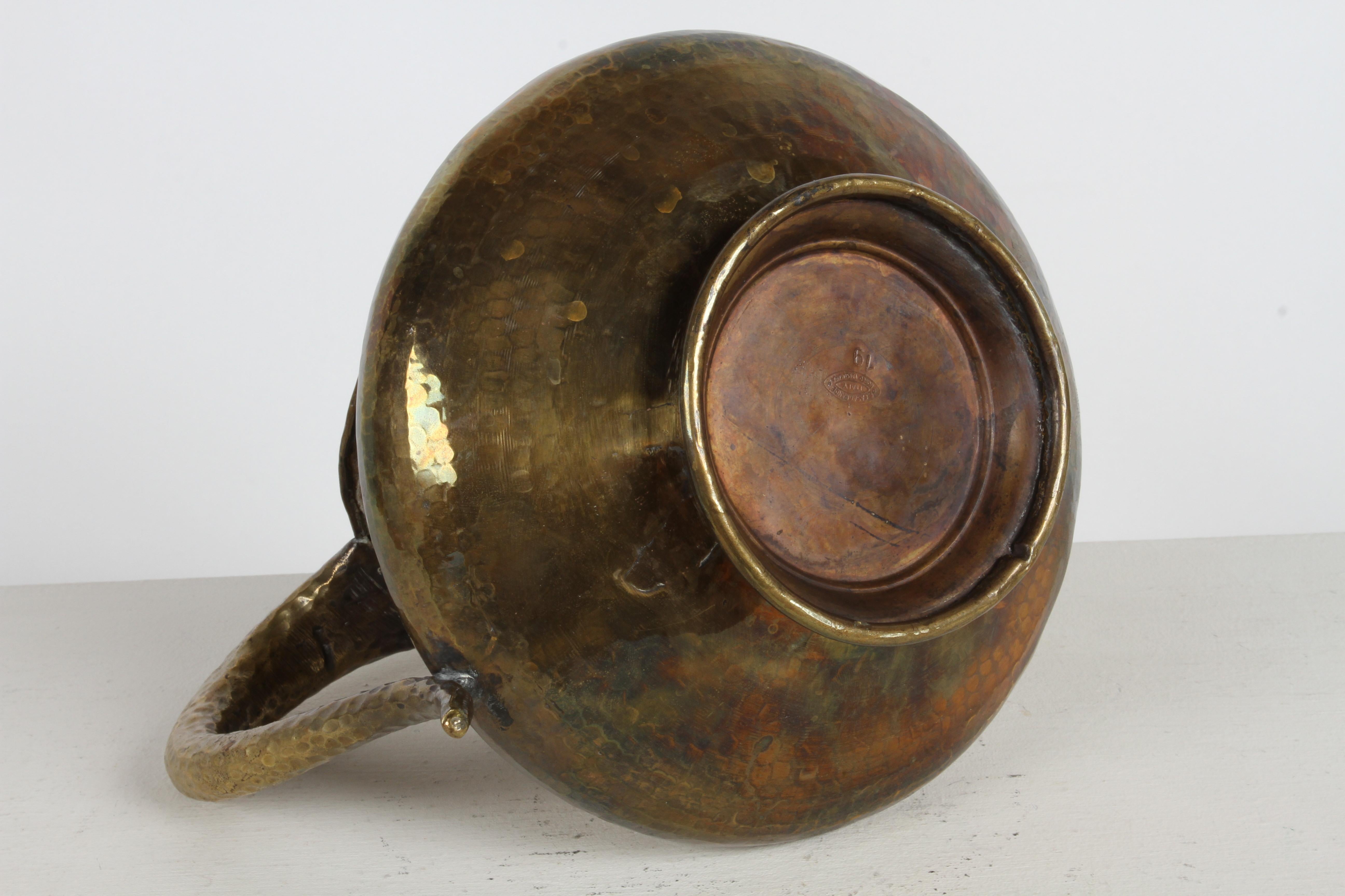 Egidio Casagrande Skulpturaler Mid-Century-Wasserkrug aus handgehämmertem Messing, Italien im Angebot 9