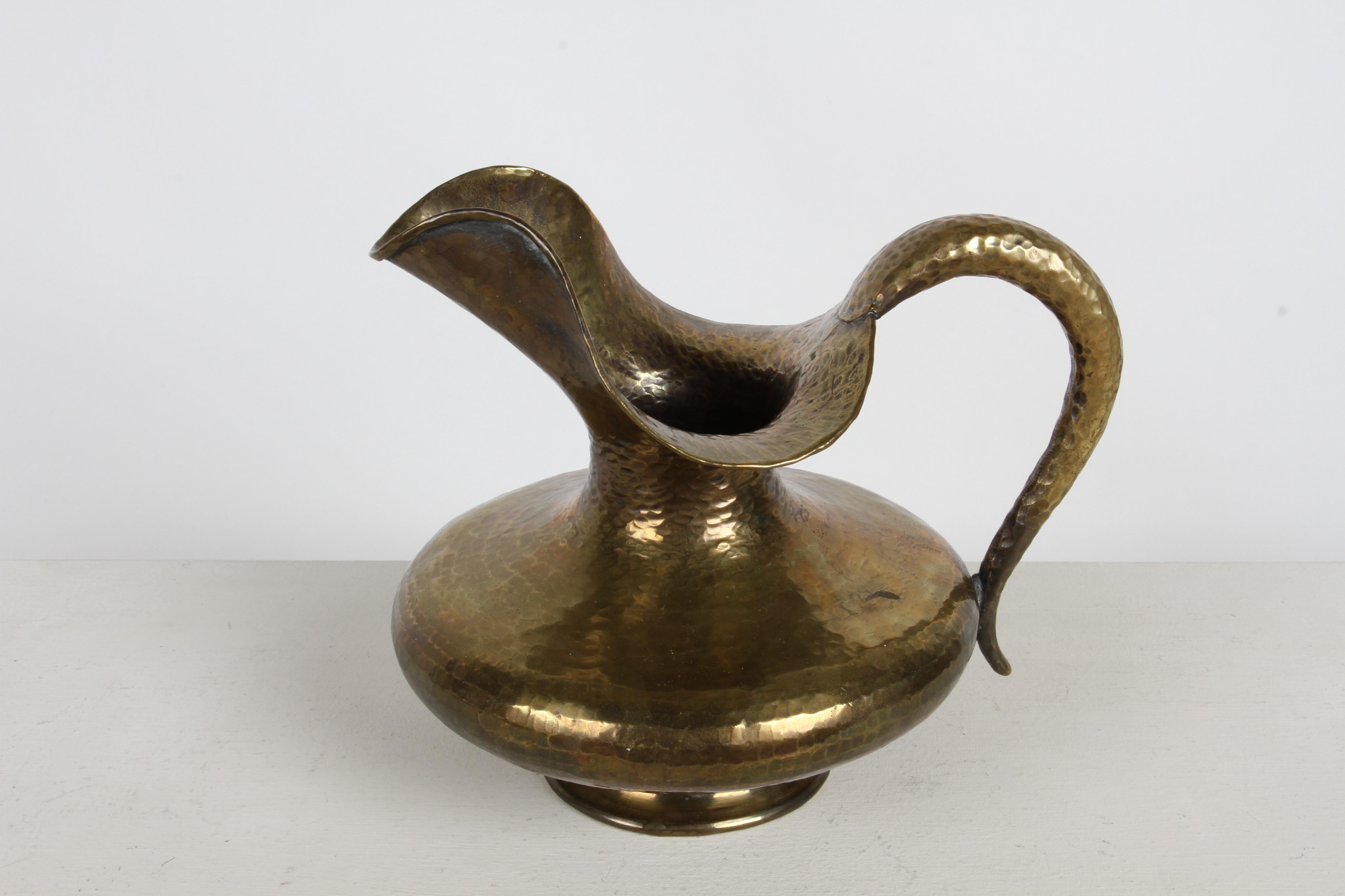Kunsthandwerker Egidio Casagrande (1911-1962), handgehämmerter skulpturaler Wasserkrug aus Messing, hergestellt in Italien in den 1950er Jahren. Auf dem Boden gestempelt, E. Casagrande - Borgo Valsugana Italien und 19.   

Egidio arbeitete mit