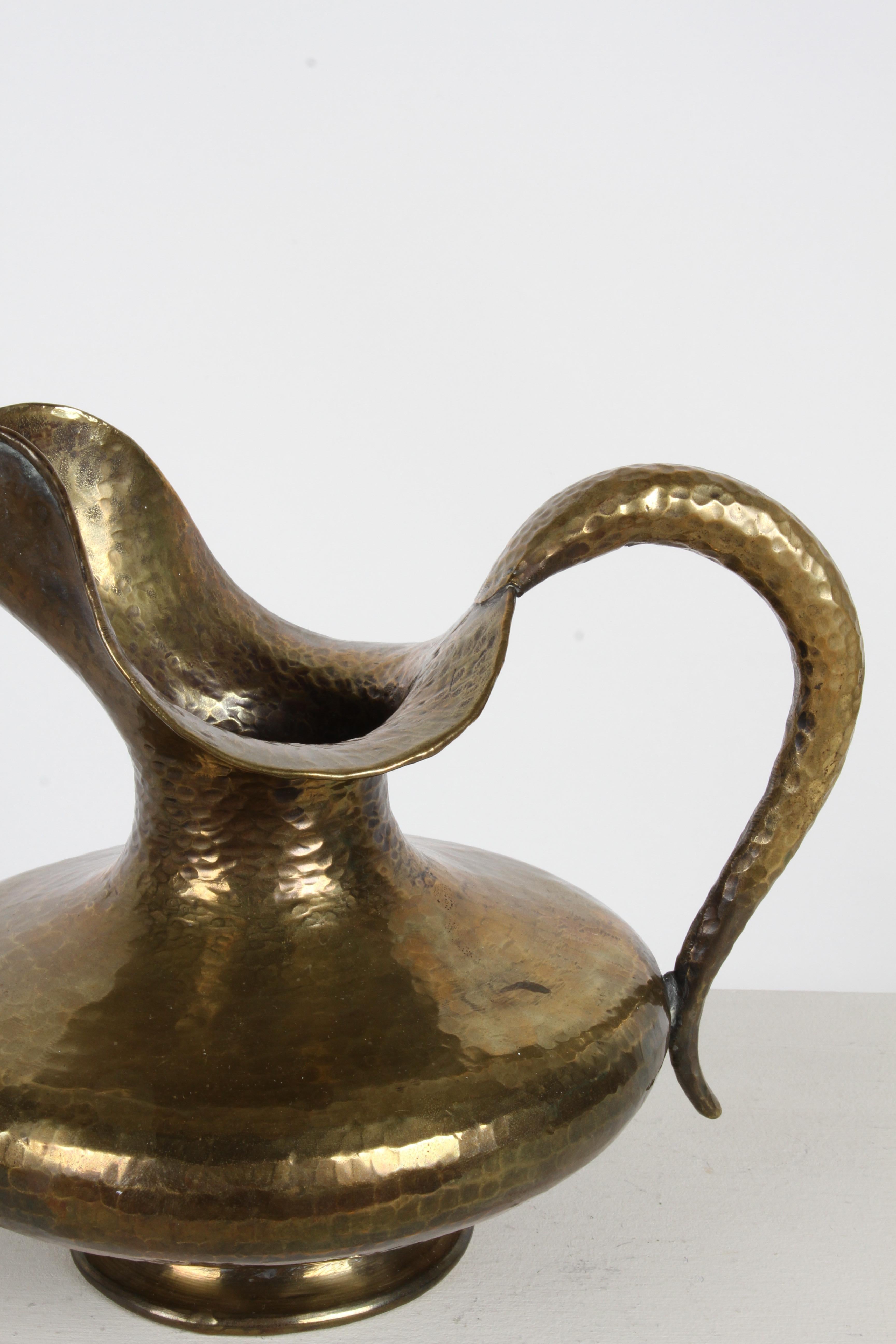 Egidio Casagrande Skulpturaler Mid-Century-Wasserkrug aus handgehämmertem Messing, Italien (Moderne der Mitte des Jahrhunderts) im Angebot