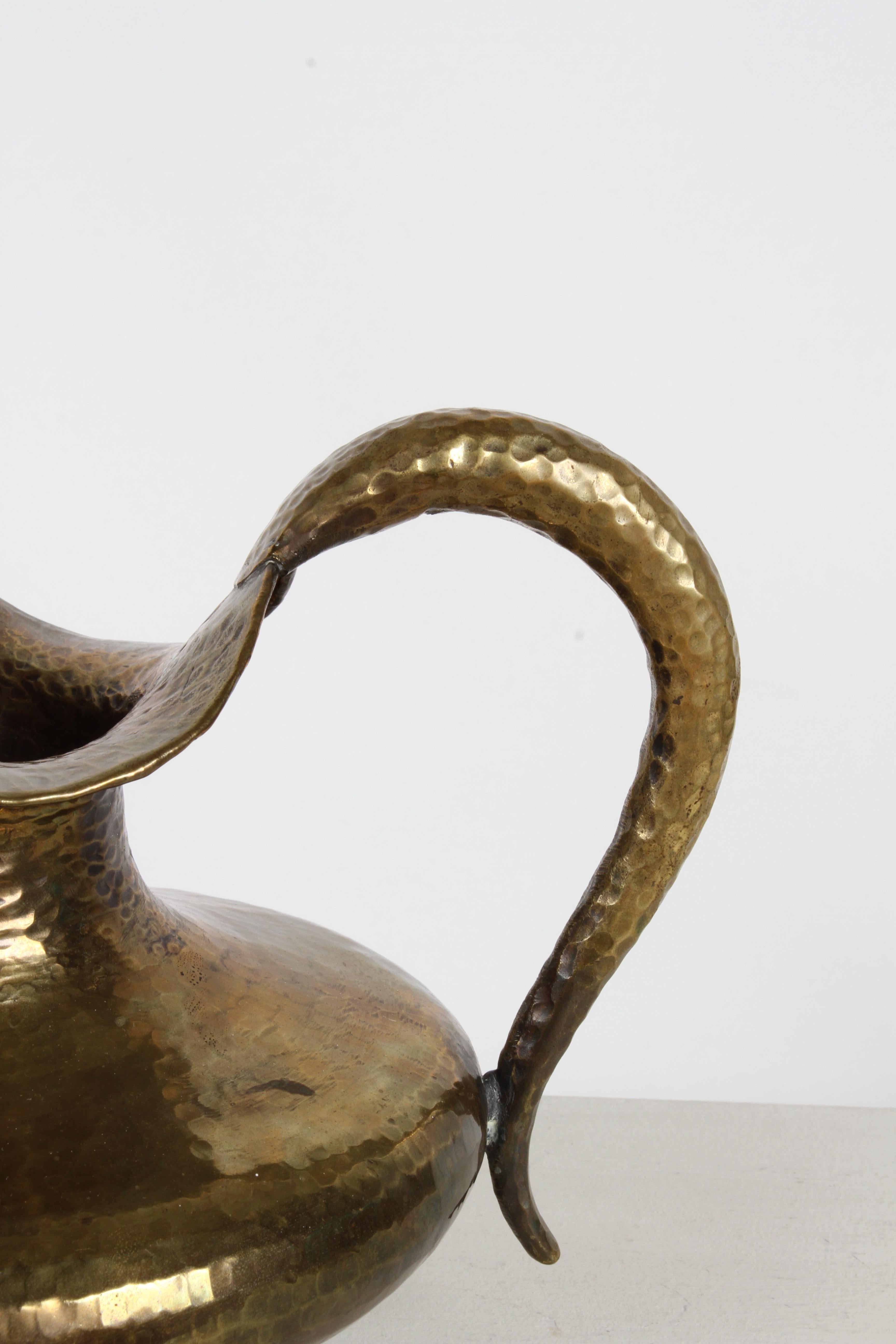 Egidio Casagrande Skulpturaler Mid-Century-Wasserkrug aus handgehämmertem Messing, Italien (Italienisch) im Angebot