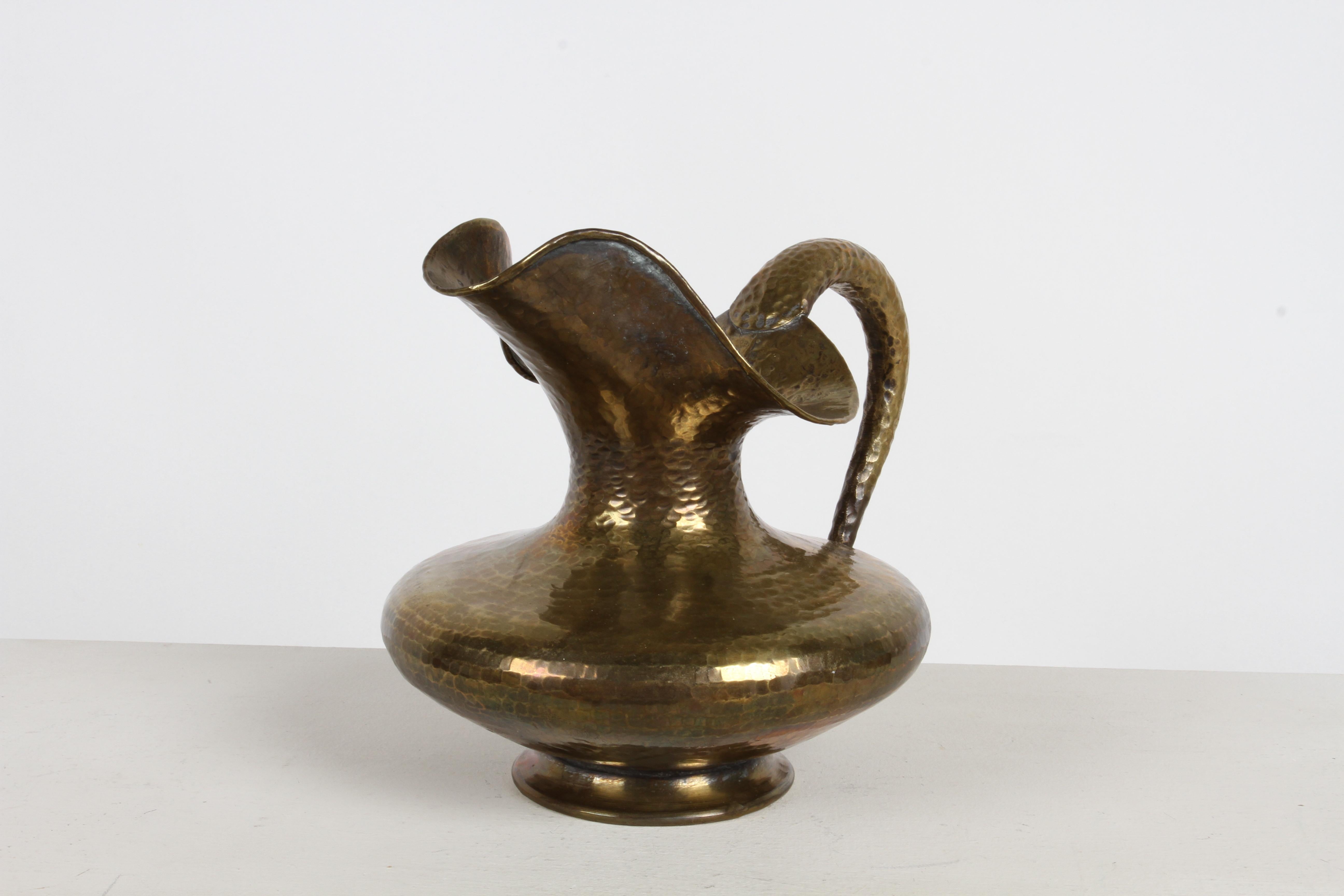 Egidio Casagrande Skulpturaler Mid-Century-Wasserkrug aus handgehämmertem Messing, Italien (Gehämmert) im Angebot