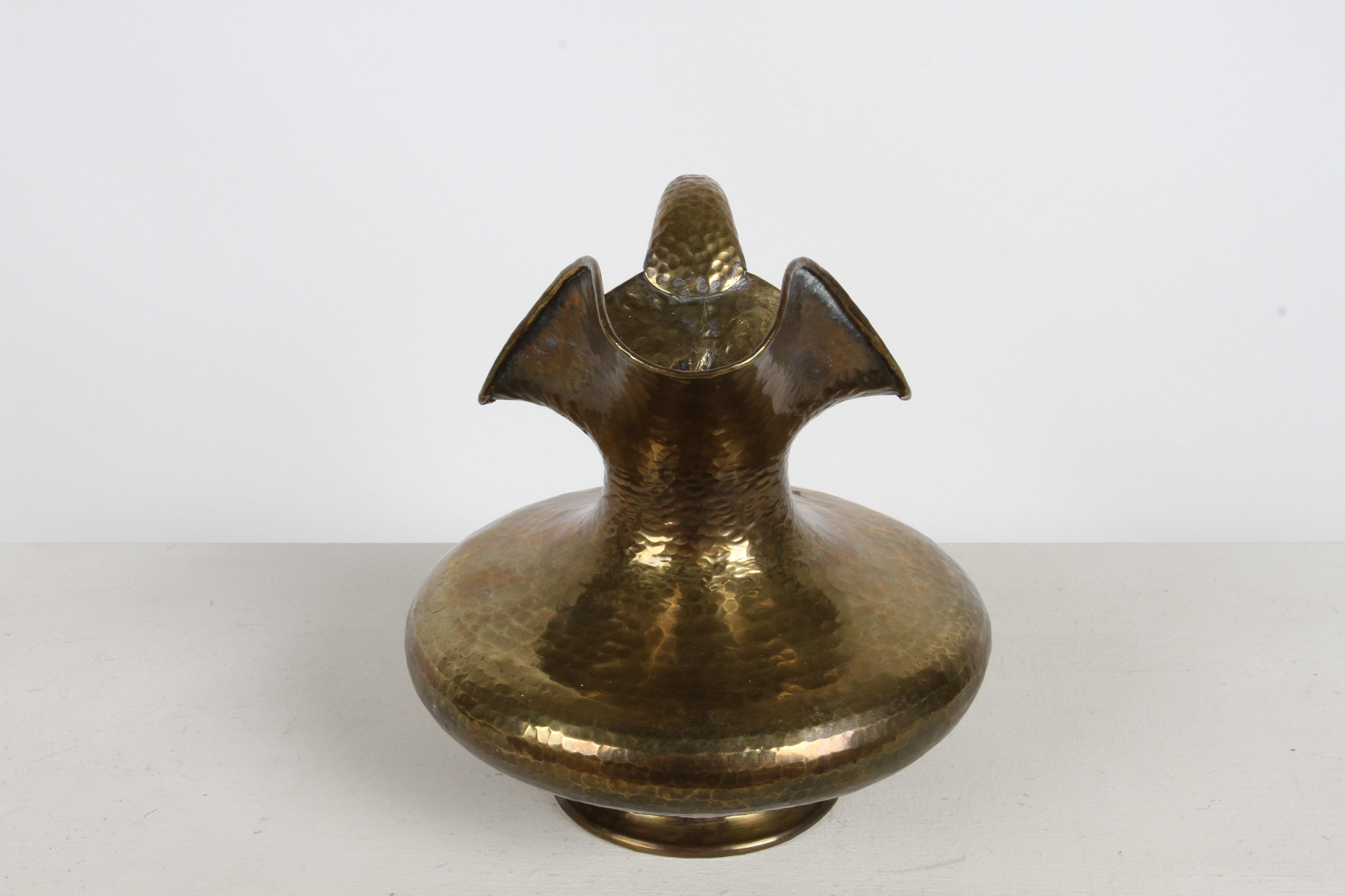 Egidio Casagrande Skulpturaler Mid-Century-Wasserkrug aus handgehämmertem Messing, Italien im Zustand „Gut“ im Angebot in St. Louis, MO