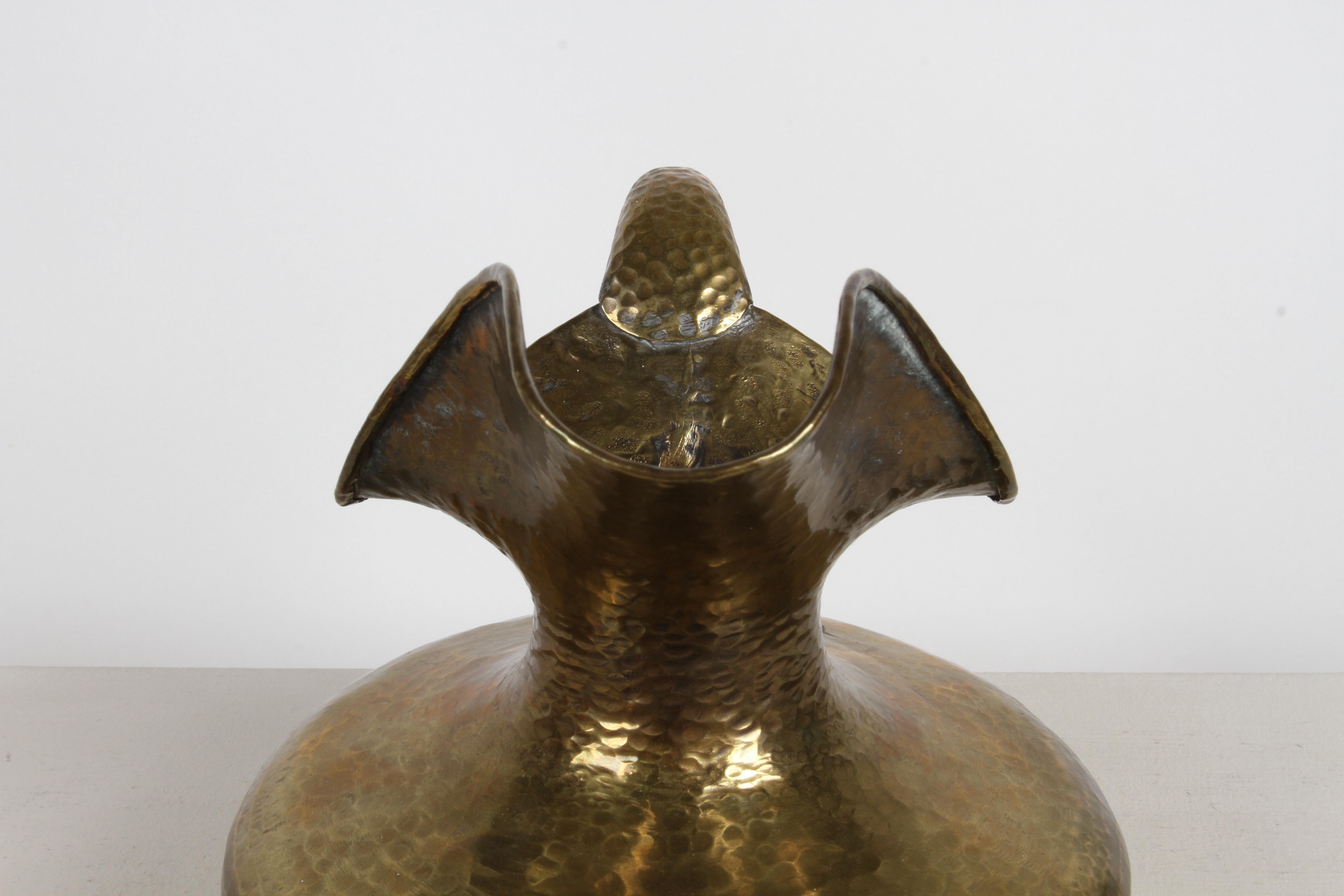 Egidio Casagrande Skulpturaler Mid-Century-Wasserkrug aus handgehämmertem Messing, Italien (Mitte des 20. Jahrhunderts) im Angebot