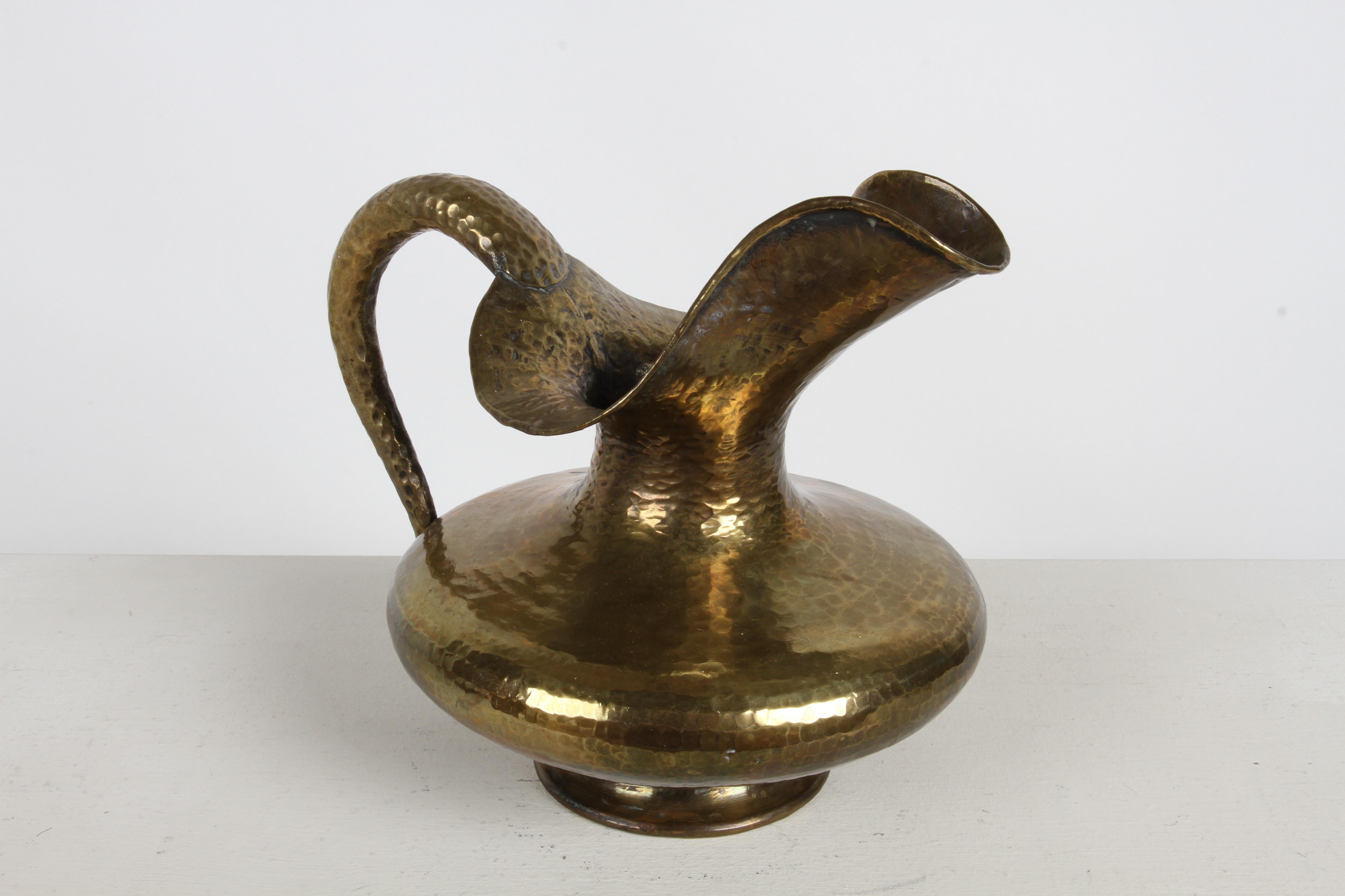 Egidio Casagrande Skulpturaler Mid-Century-Wasserkrug aus handgehämmertem Messing, Italien im Angebot 1