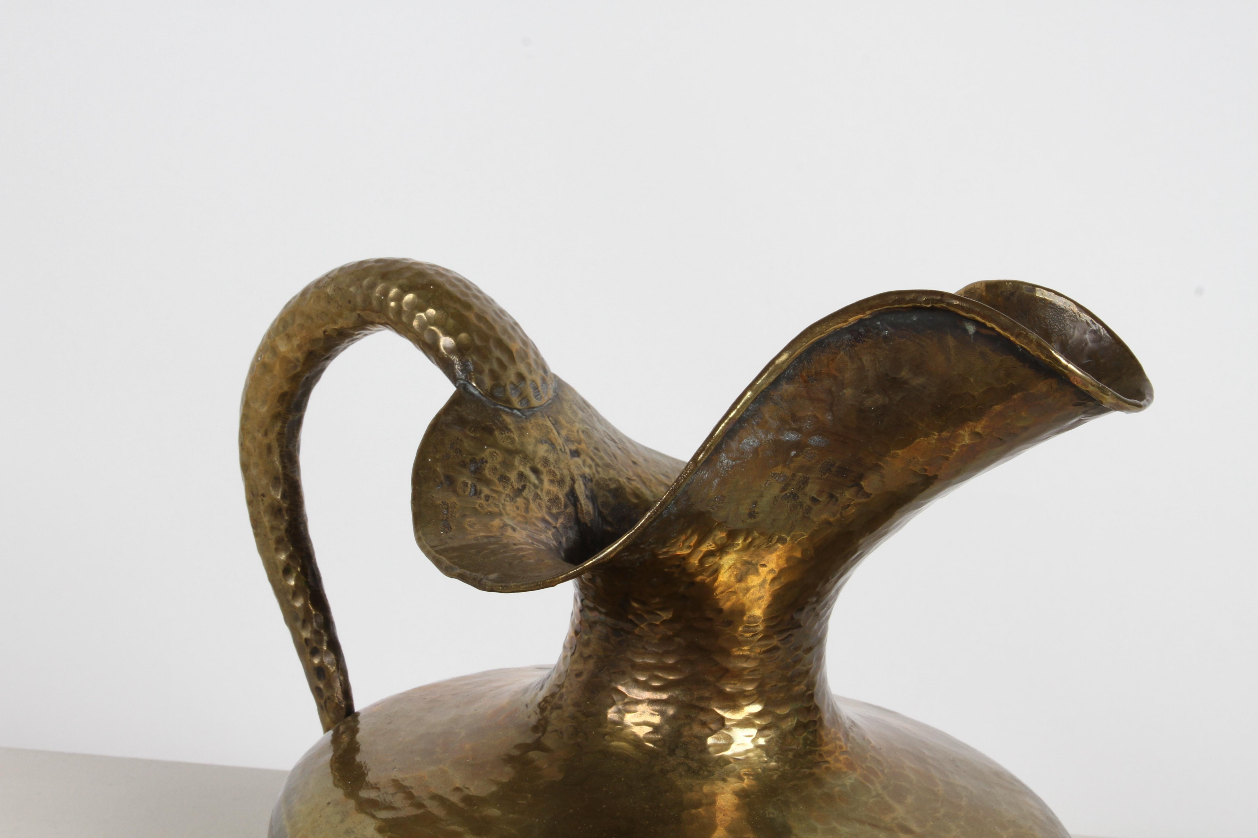 Egidio Casagrande Skulpturaler Mid-Century-Wasserkrug aus handgehämmertem Messing, Italien im Angebot 2