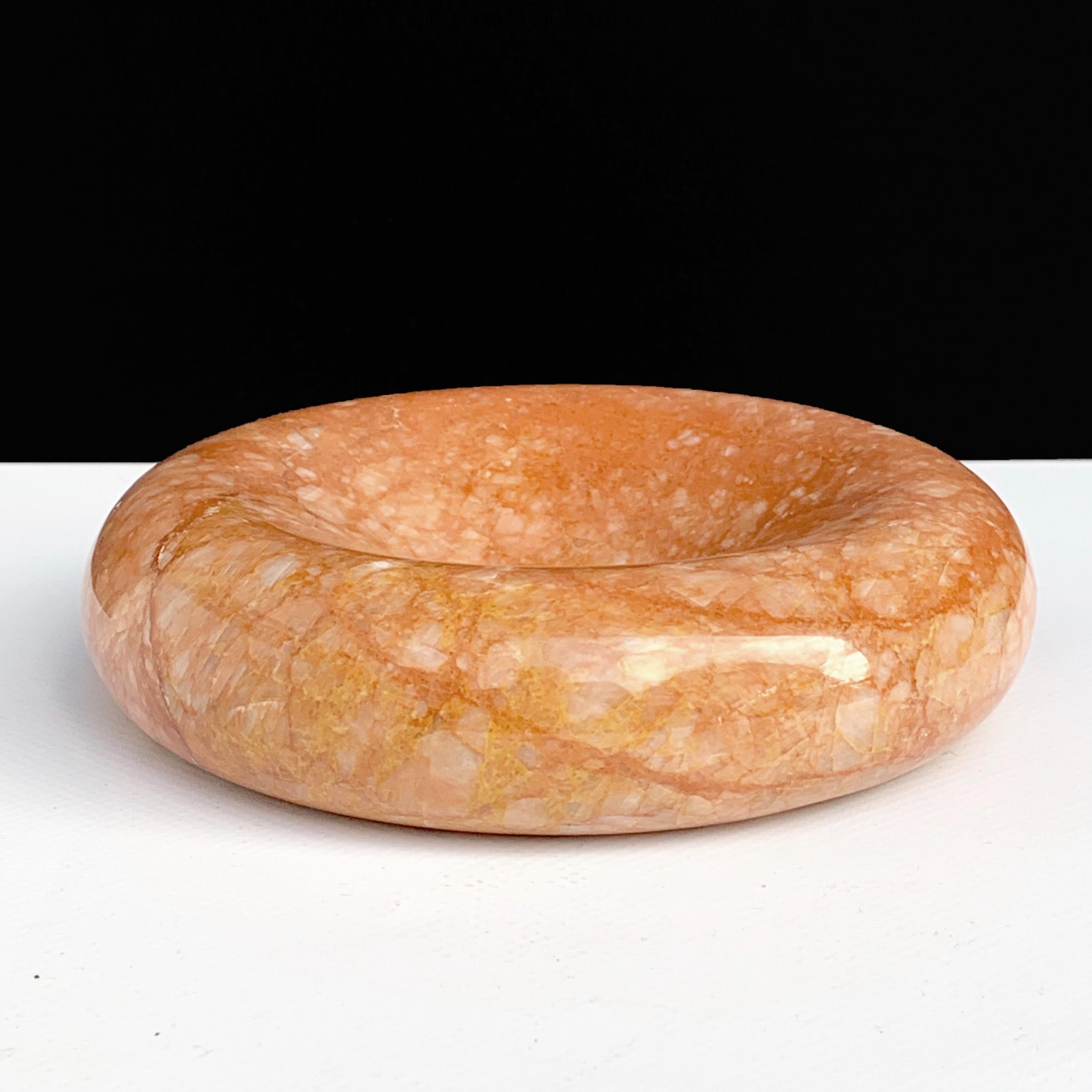 A beautiful pink, Italian marble.
Shallow bowl in salmon/pink marble.
Perfect state.