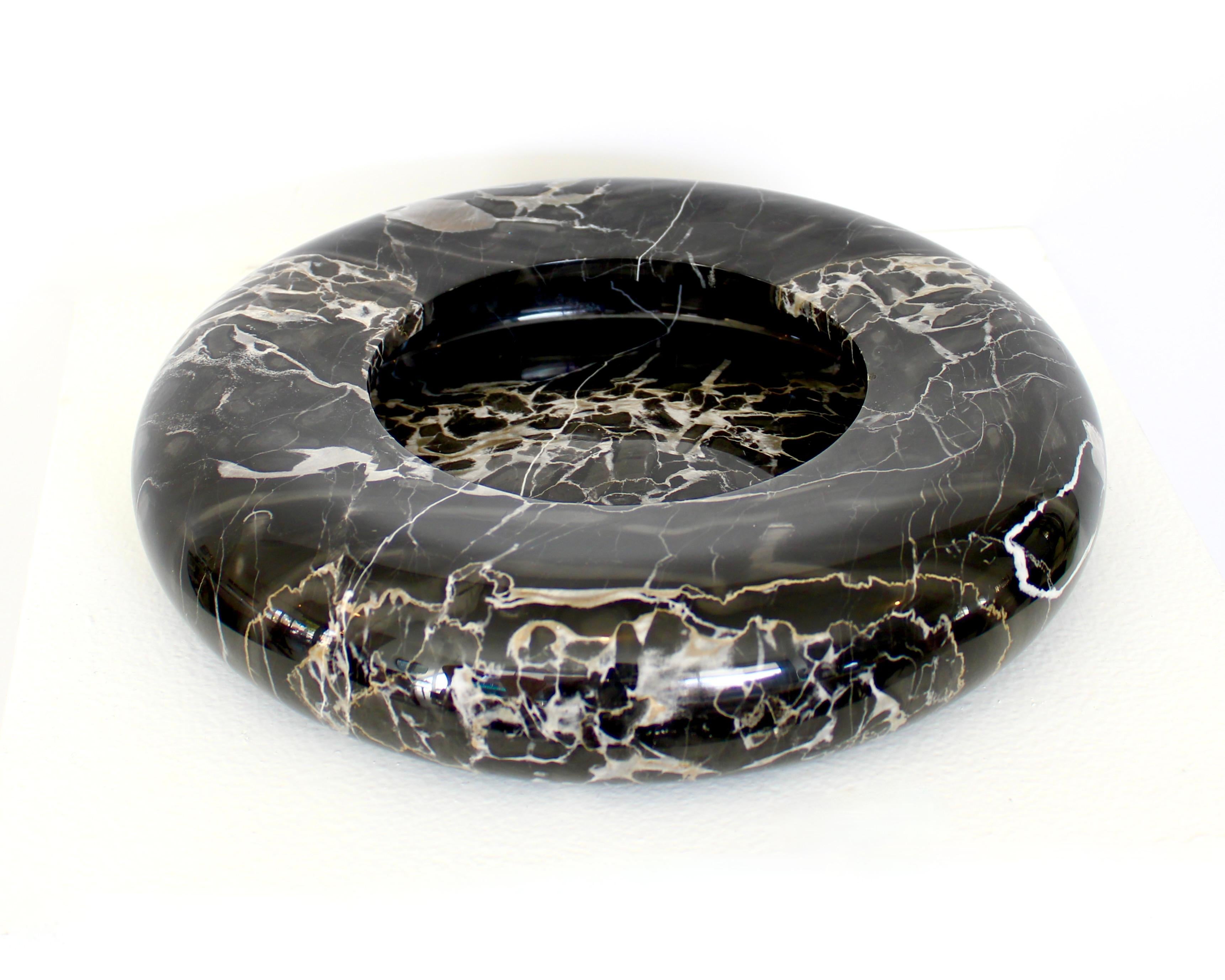 Italiano Egidio Di Rosa e Pier Alessandro Giusti Up&Up Piatto in marmo nero o Vide Poche in vendita