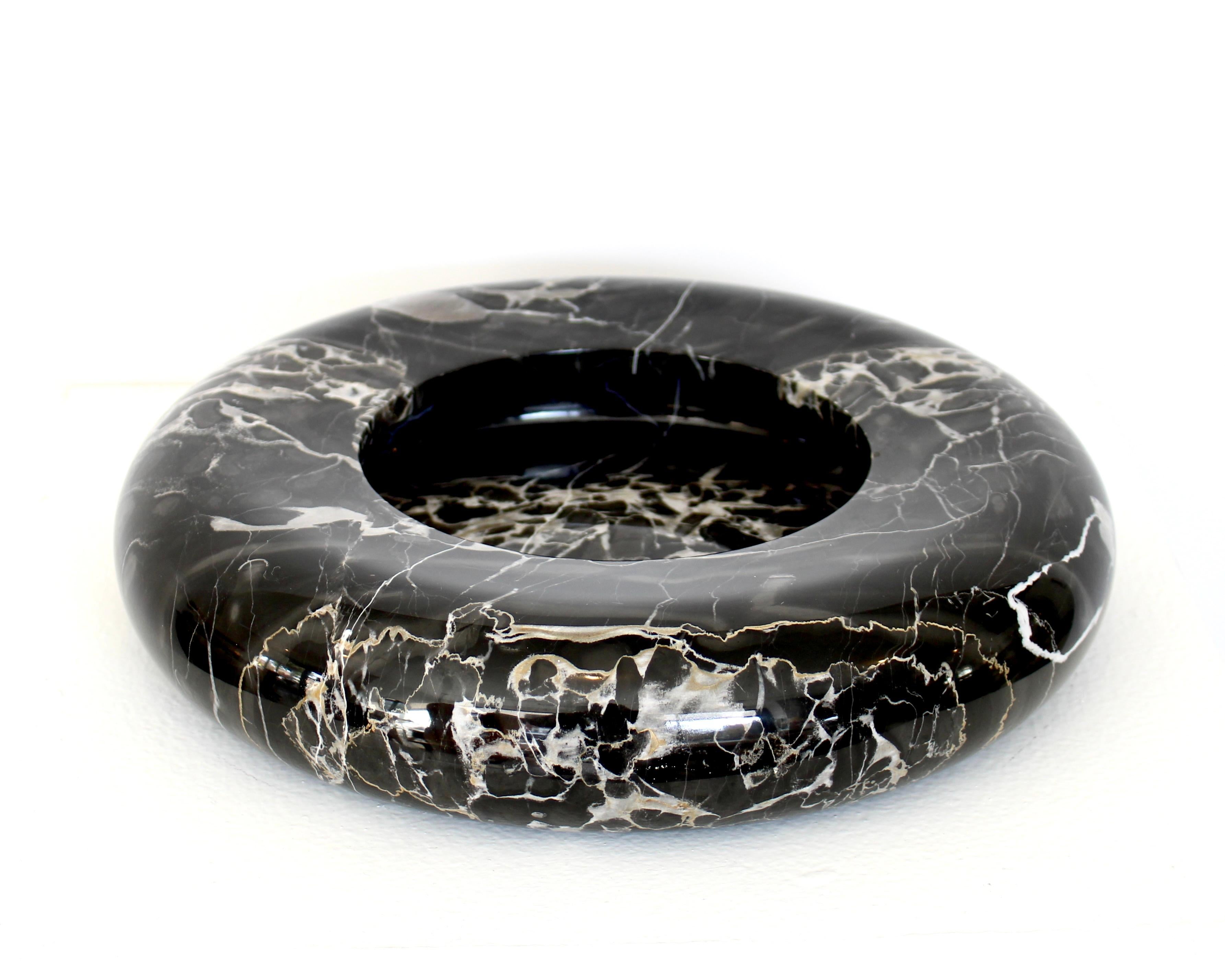 Fine XX secolo Egidio Di Rosa e Pier Alessandro Giusti Up&Up Piatto in marmo nero o Vide Poche in vendita