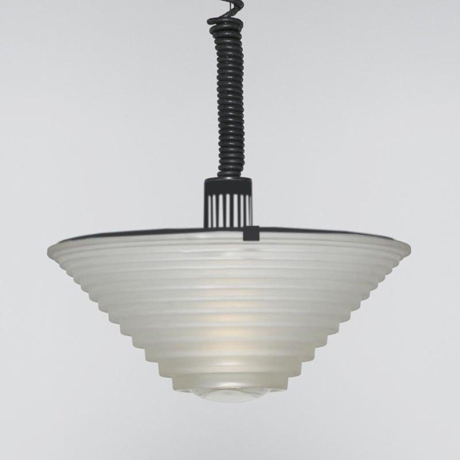 Egina  lampadario di Angelo Mangiarotti produzione Artemide 1970. Vetro opalino Artistico. Bellissimo lampadario modello Egina di Angelo Mngiarotti produzione Artemide con il suo filo originale a saliscendi. 