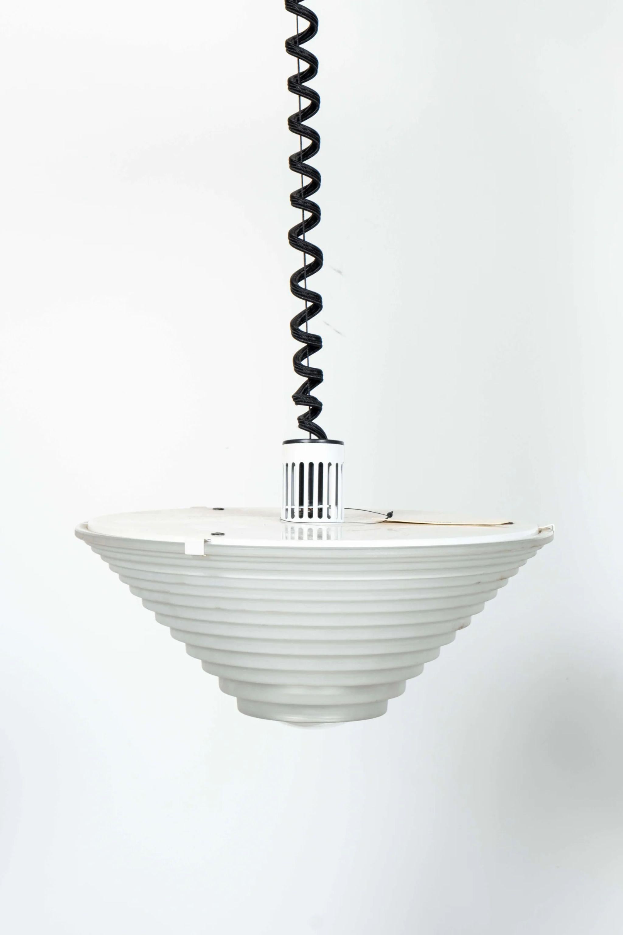 Die von Angelo Mangiarotti für Artemide entworfene Pendelleuchte 