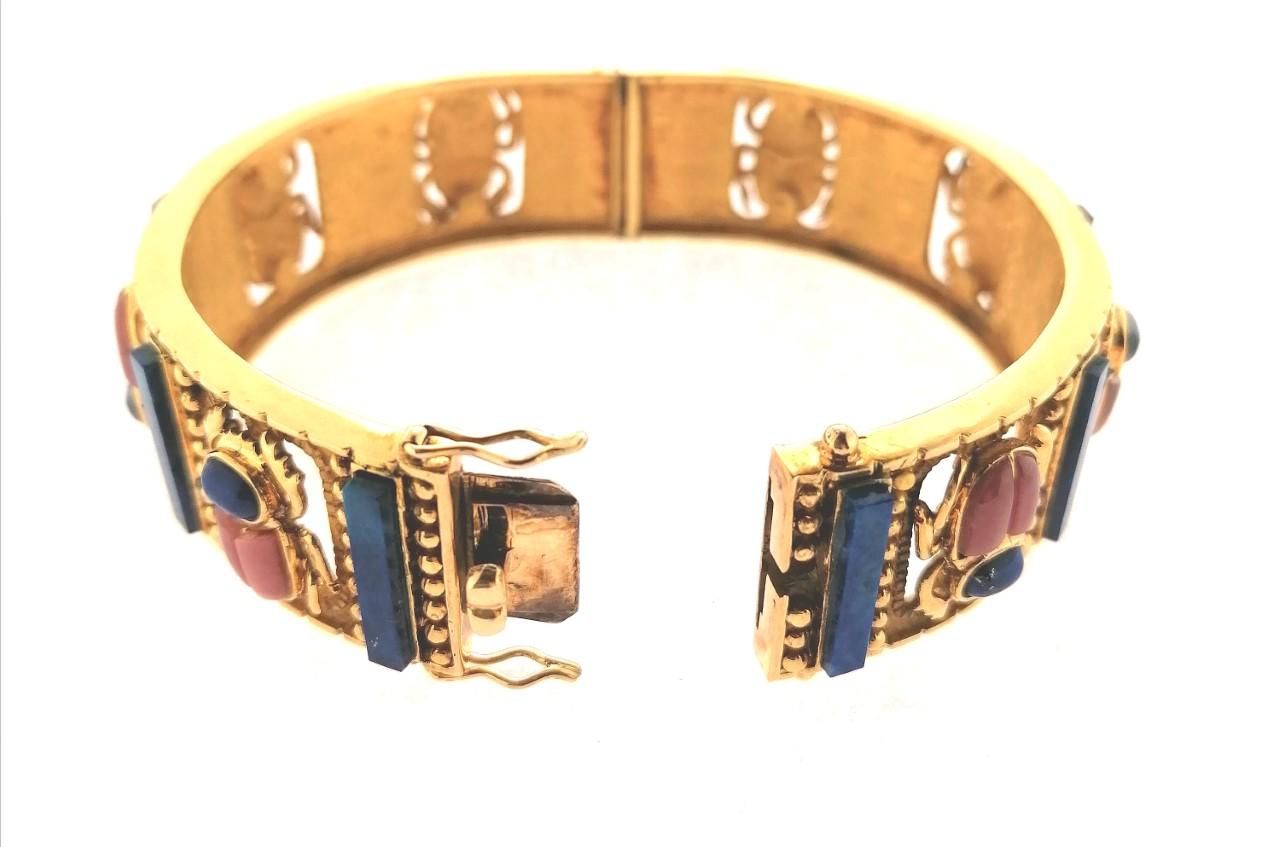 18 karats yellow gold bangle with beatles made in lapis lazuli and rhodochrosite. It has an egiptian style beacause of beatles, these insects were an amulet of life and power, in the shape of a dung beetle (Scarabaeus priest Egyptian), which