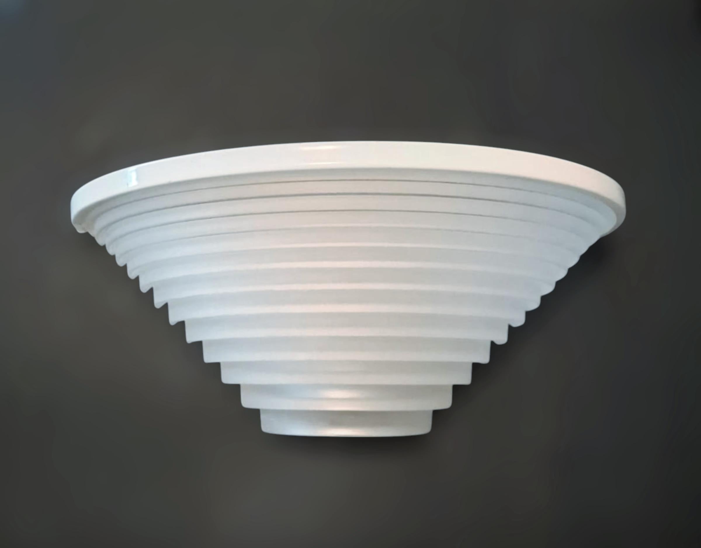 Apliques vintage italianos con pantalla de cristal arenado blanco sobre estructura de metal pintado / Diseñados por Angelo Mangiarotti para Artemide, hacia la década de 1980, made in Italy
2 luces / tipo E26 o E27 / máx. 100W cada una
Medidas: