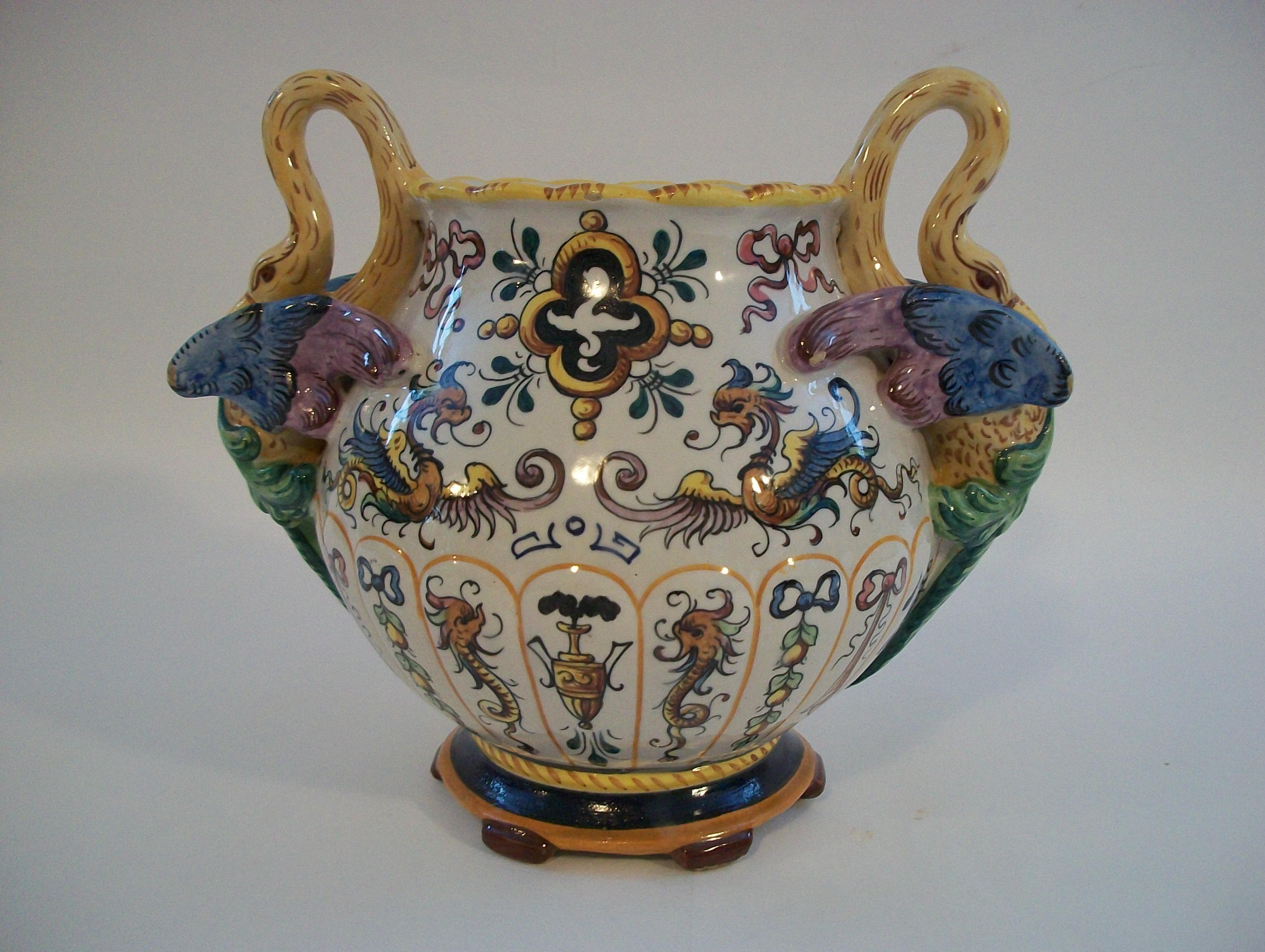 EGISTO FANTECHI - Cuenco central de mayólica del Renacimiento pintado a mano - tamaño grande - con elaboradas asas de cisne multicolores y detalles pintados por todas partes - base redonda con seis pies - firmado en la base - Italia - principios del
