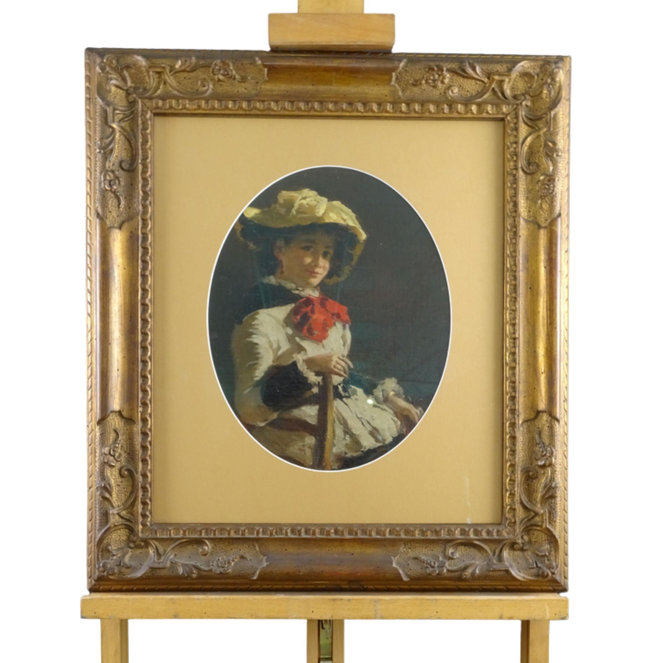 Peinture représentant une jeune fille habillée selon la mode de l'époque. Le rendu lumineux de la robe, du chapeau à larges bords et du ruban rouge est habilement exécuté. Les couleurs sont vives et ressortent sur le fond sombre. La qualité du style