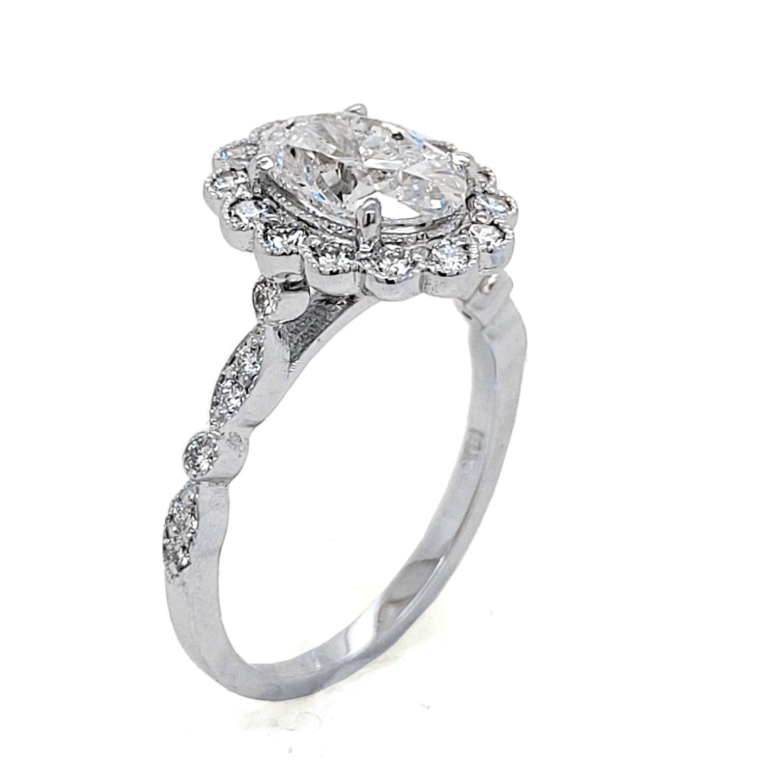 Un óvalo  forma Diamante certificado por EGL (E/I1) engastado en un fino anillo de compromiso de oro de 18 quilates engastado Pave con halo. Peso total del diamante de 0,47 qt. en el lado. 

Piedra central: diamante natural ovalado de 1,51 qt