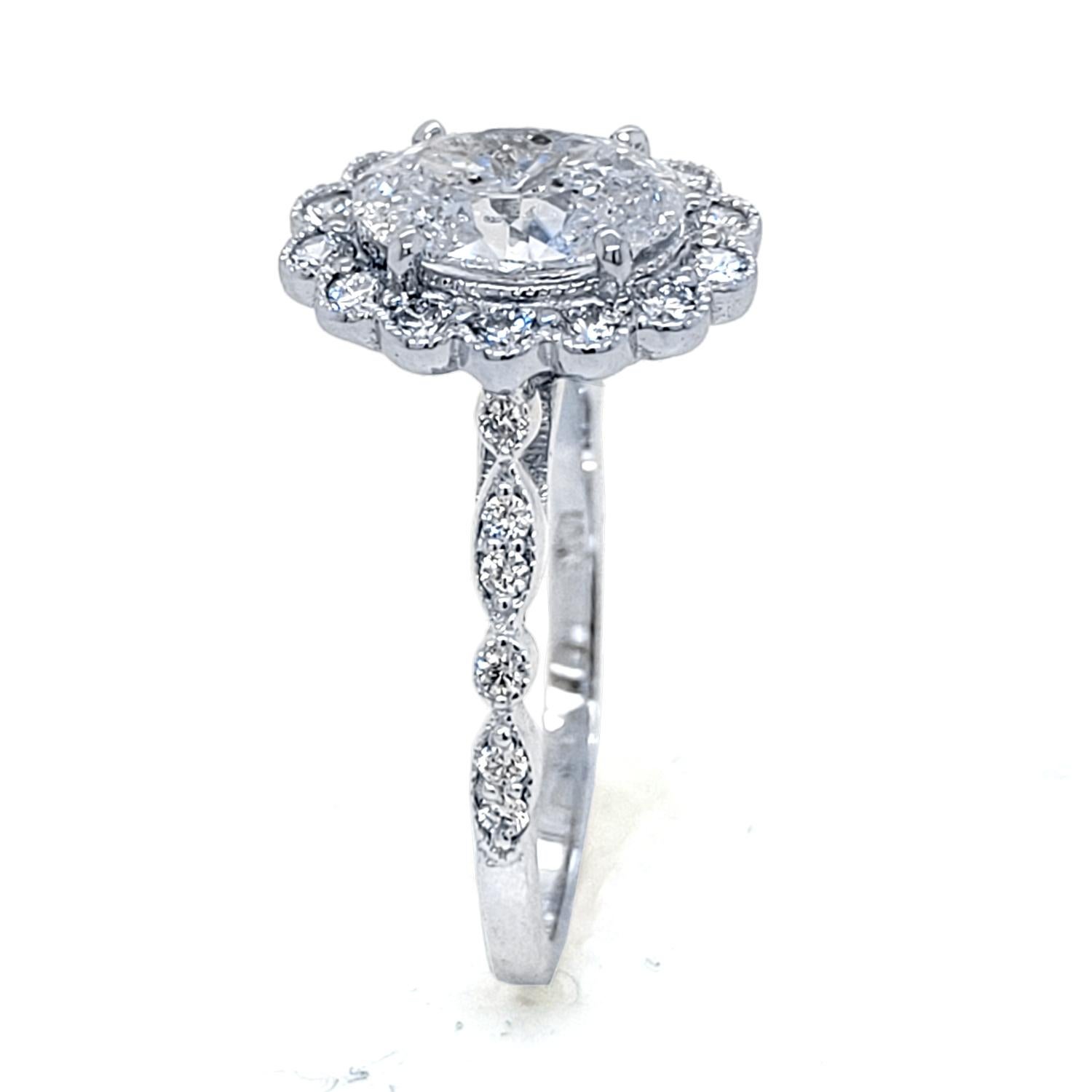 EGL 1,51 quilates E/I1 Anillo de compromiso de diamantes ovalados engastados con halo Contemporáneo en venta