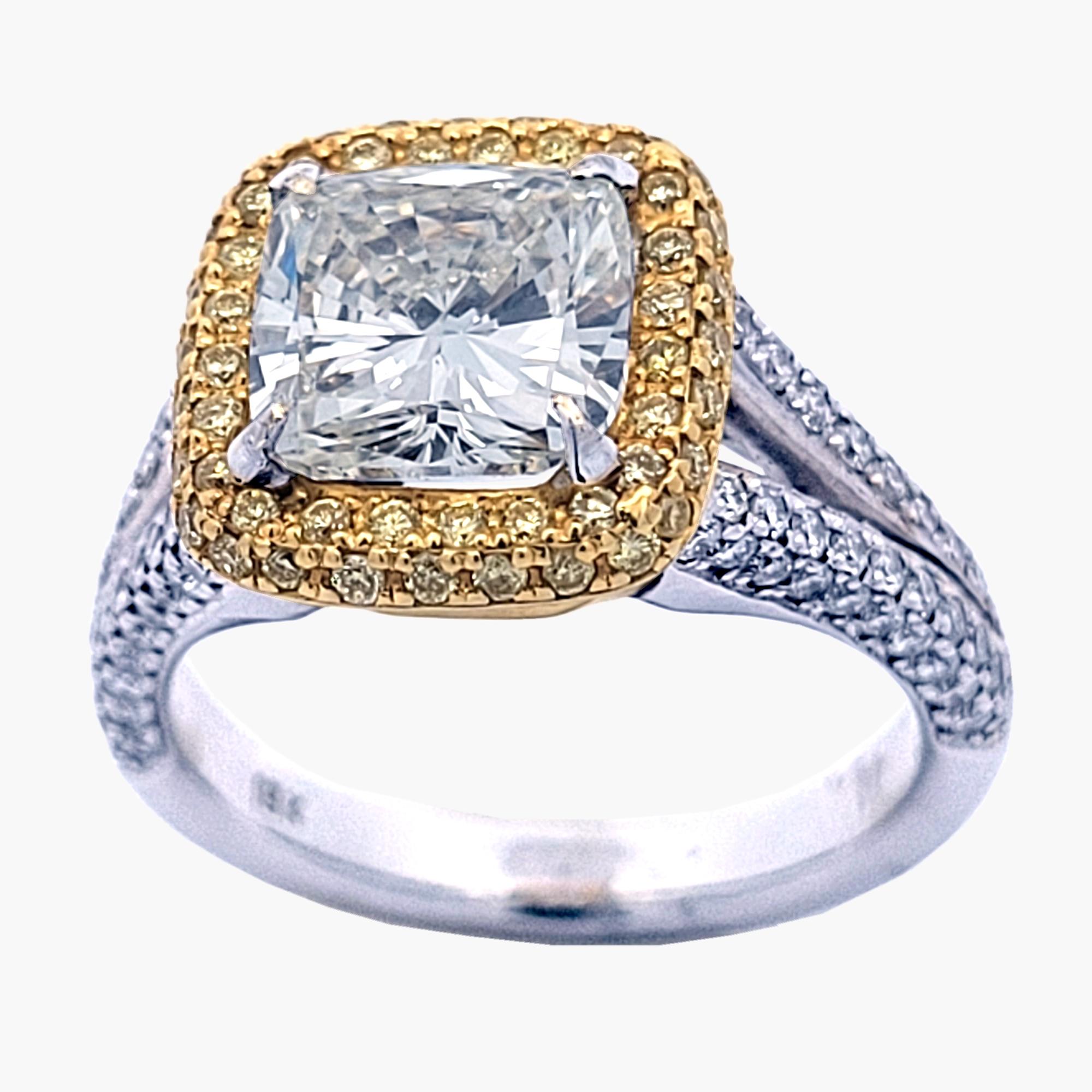 Un magnifique K/VS2 EGL Certifié 2.08 Ct  Diamant central de taille carrée et coussin, de couleur Nature, serti dans une magnifique bague de fiançailles de 18k blanc deux tons avec pavage et halo. Le halo est serti de diamants jaunes. Poids total de