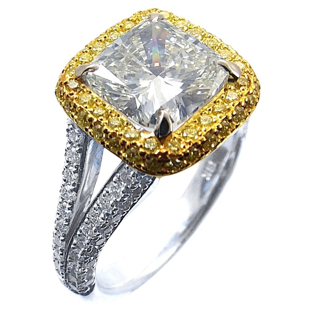 EGL 2,08 carats K/VS2 serti pavé de bague de fiançailles en or 18 carats avec halo