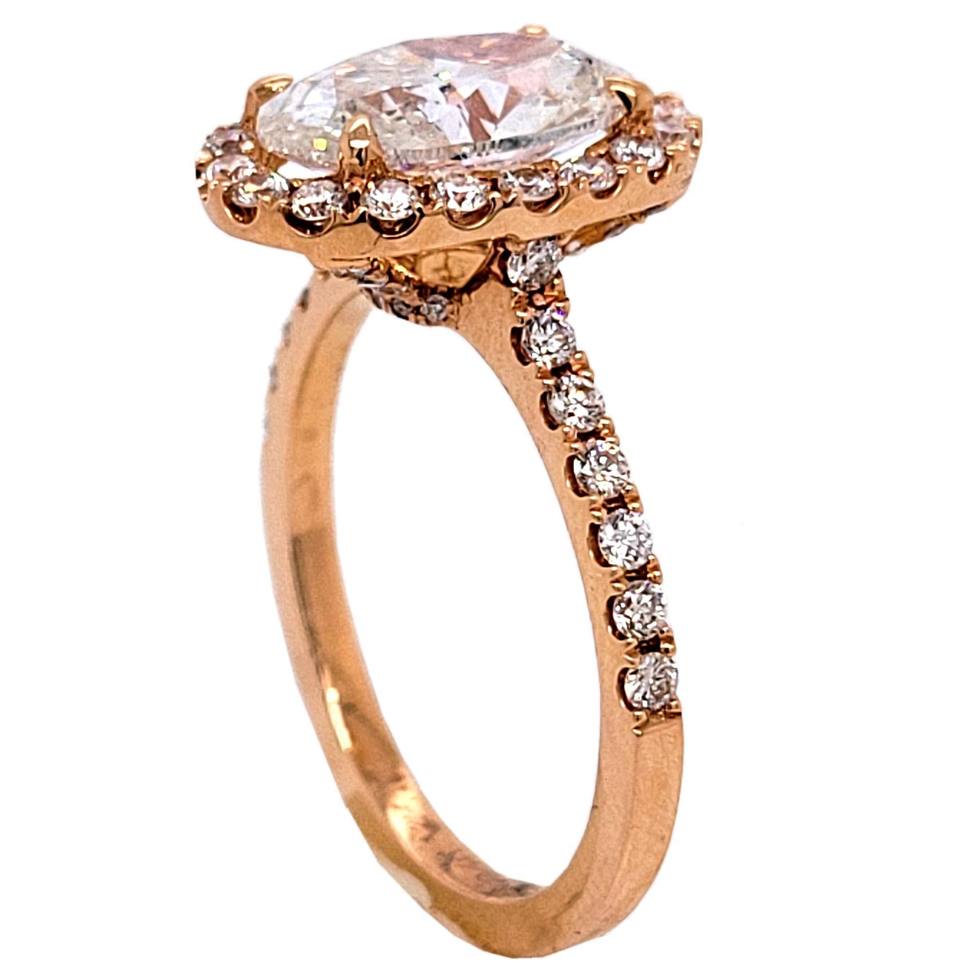 EGL 2,20 Karat J/SI1 Ovaler Diamant in einer Pavé gefasster 18K Verlobungsring mit Halo (Zeitgenössisch) im Angebot