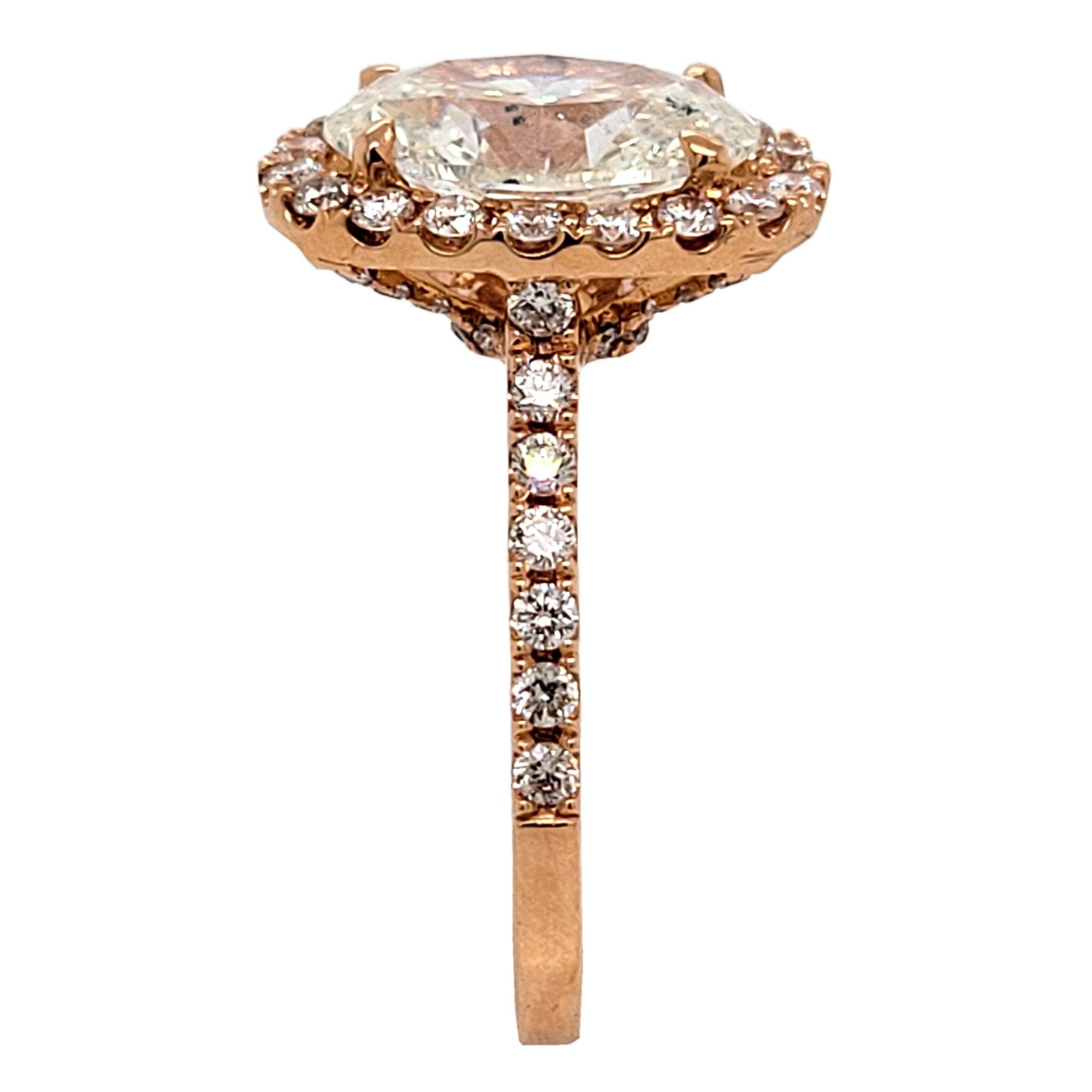 Taille coussin Bague de fiançailles 18 carats sertie d'un diamant ovale de 2,20 carats J/SI1 serti en pavé avec halo en vente