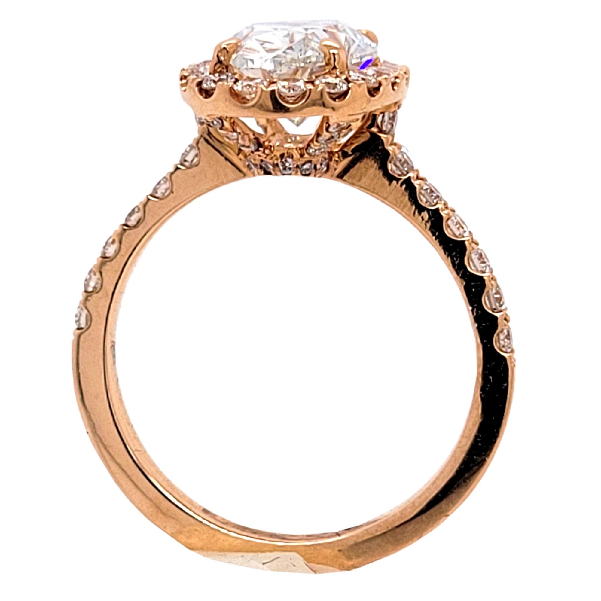 EGL 2,20 Karat J/SI1 Ovaler Diamant in einer Pavé gefasster 18K Verlobungsring mit Halo im Zustand „Neu“ im Angebot in Los Angeles, CA