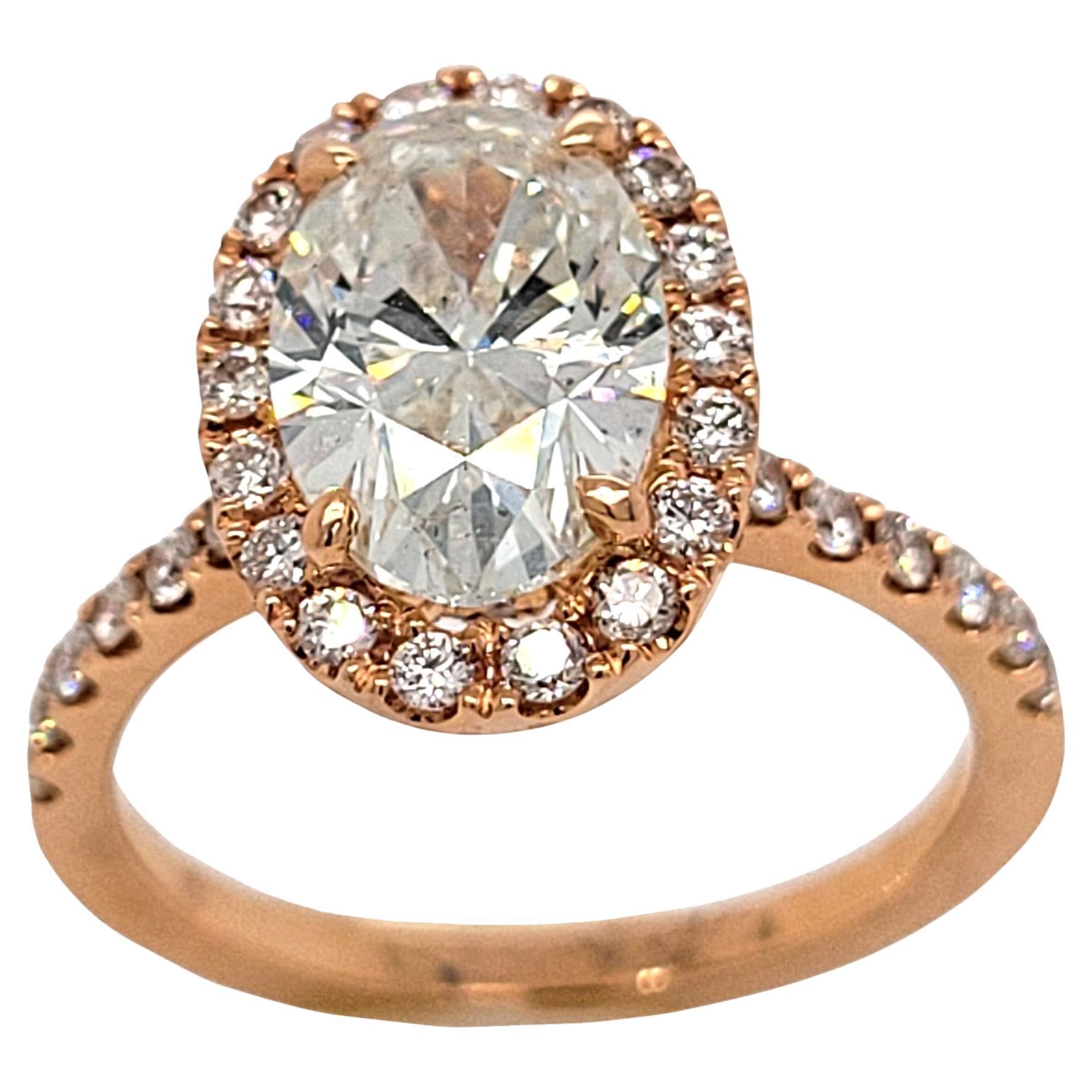 Bague de fiançailles 18 carats sertie d'un diamant ovale de 2,20 carats J/SI1 serti en pavé avec halo en vente