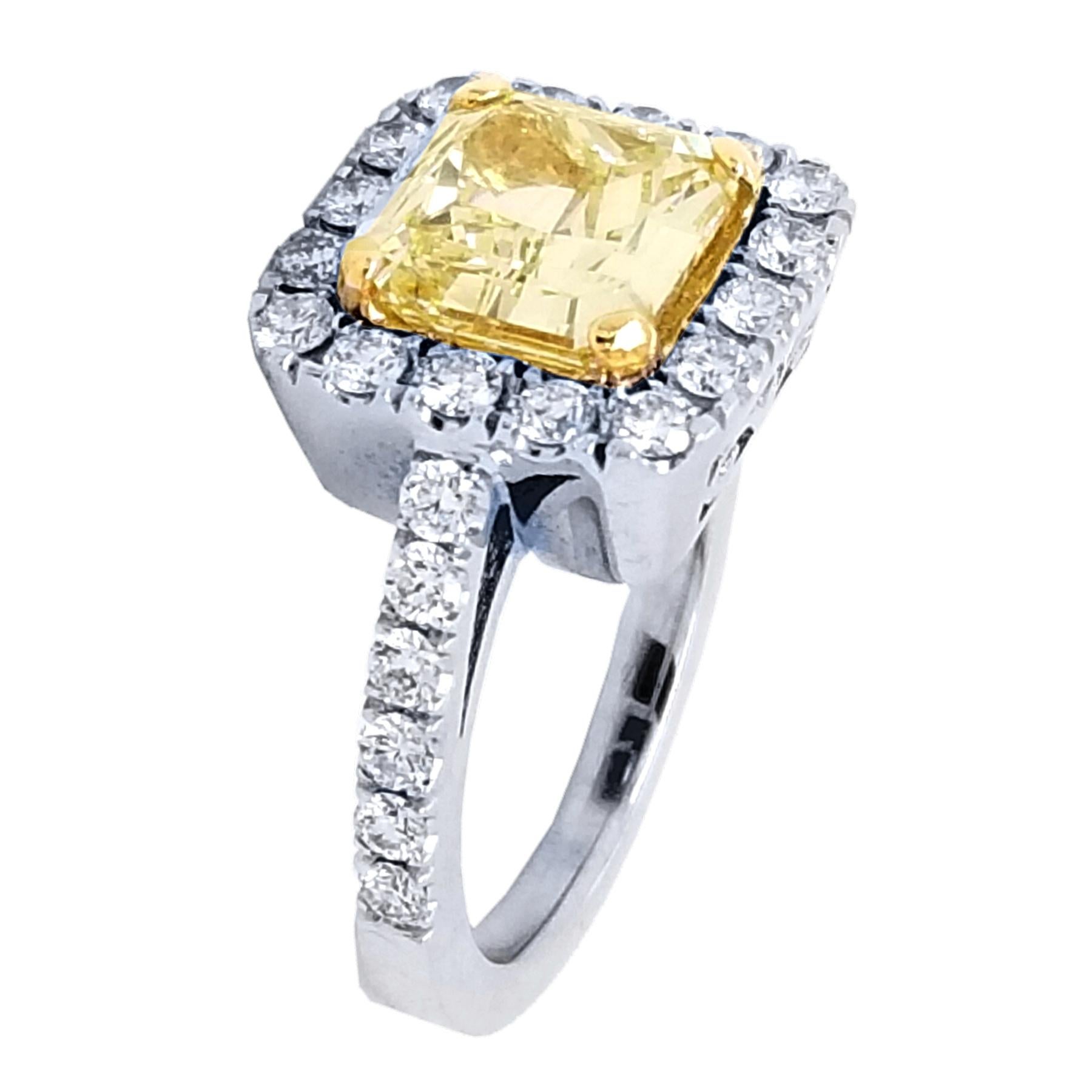 Contemporain EGL, bague de fiançailles de 2,49 carats jaune clair fantaisie pavé de diamants avec halo, sertie d'un halo en vente