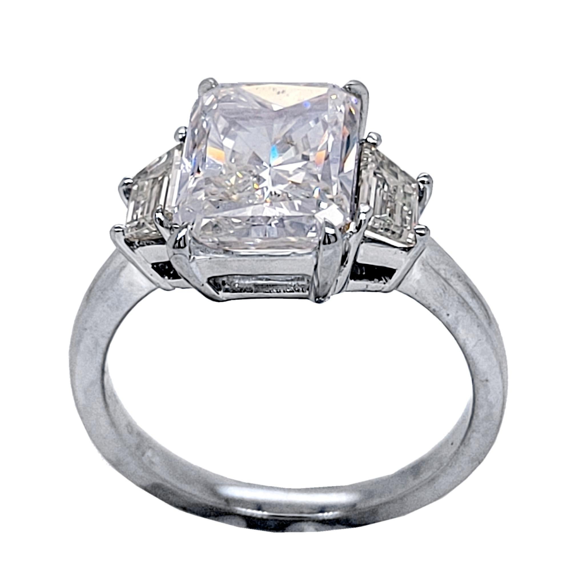 Contemporain EGL Bague de fiançailles à 3 pierres en platine avec diamants taille radiant de 3 carats H/VS2, avec 2 plateaux en vente