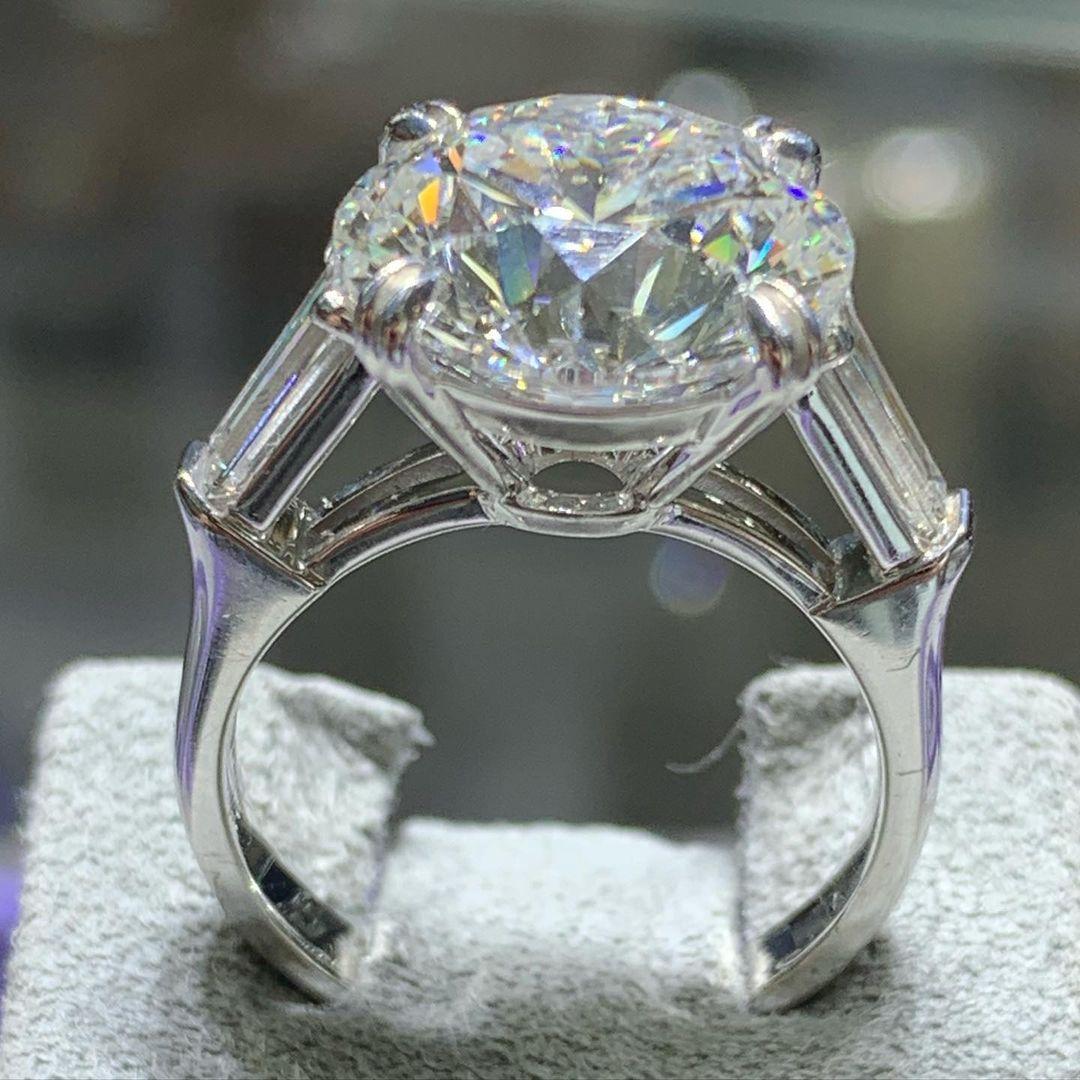 EGL 3.61 Karat Alter Europäischer Diamant Verjüngter Baguette Ring  (Rundschliff) im Angebot